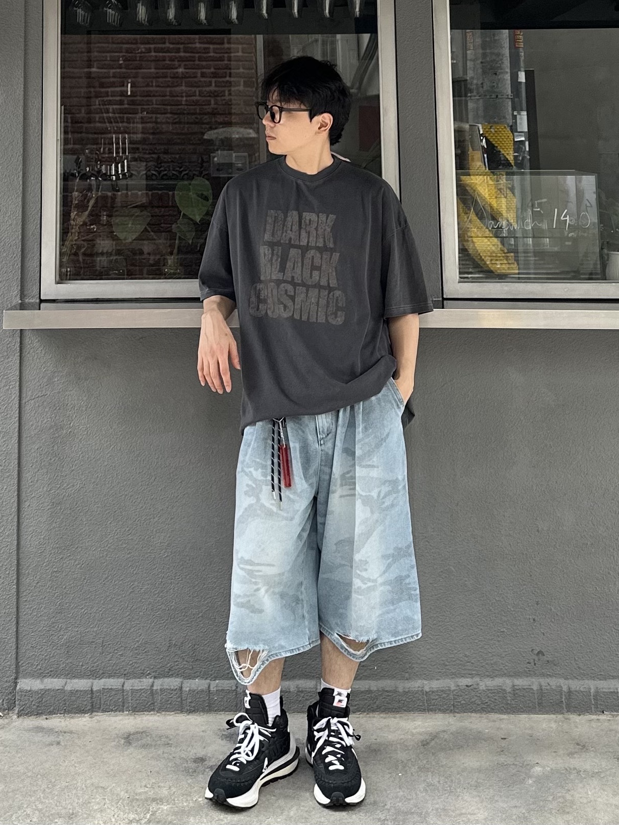 Nike x Sacai x Jean Paul Gaultier VaporWaffle Black White, Human Made Acrylic Keychain Red 착용 스타일 - 2