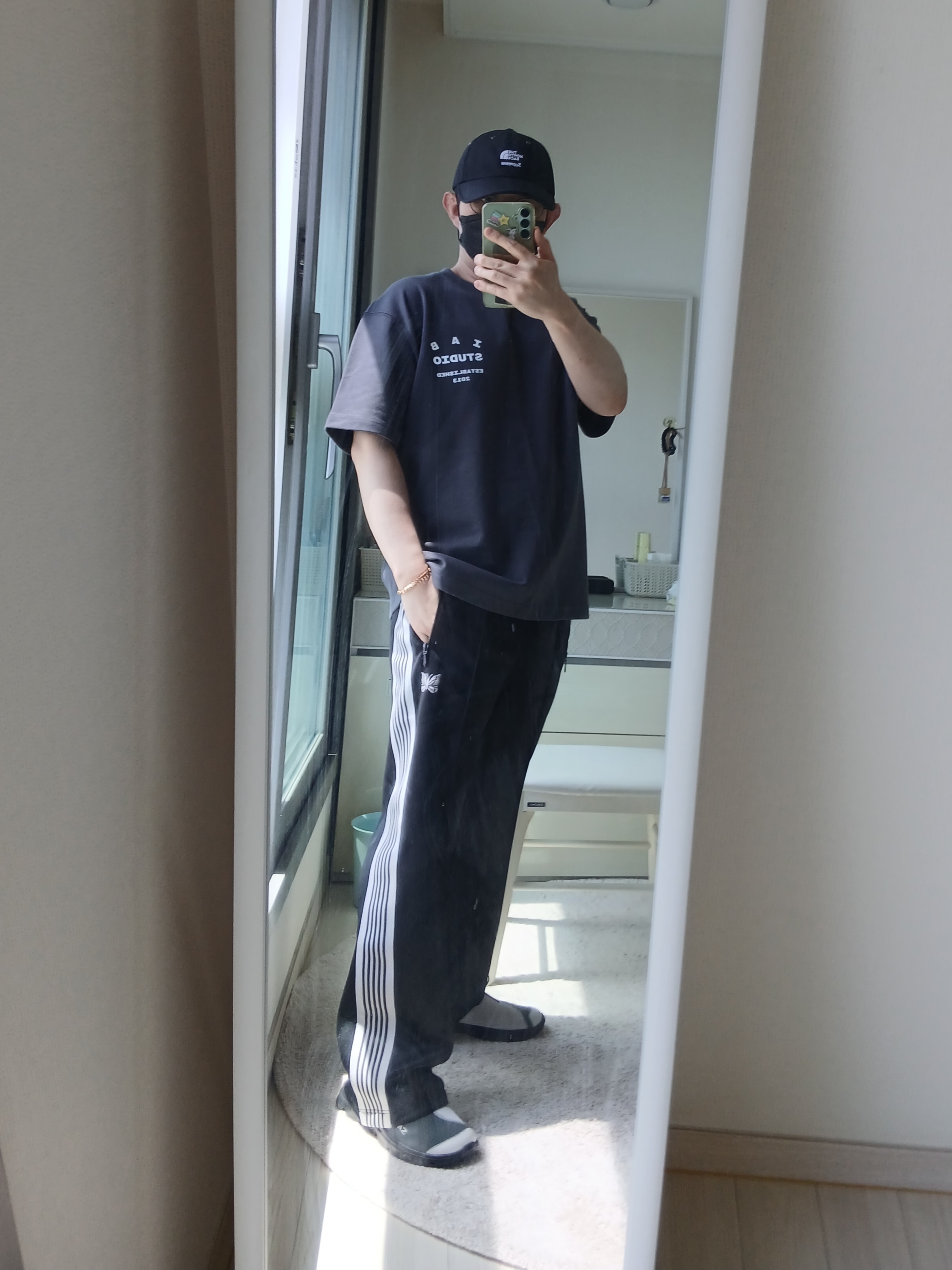 Supreme x The North Face Split 6-Panel Black - 24SS, Needles Track Pant Poly Smooth Charcoal 착용 스타일 - 1