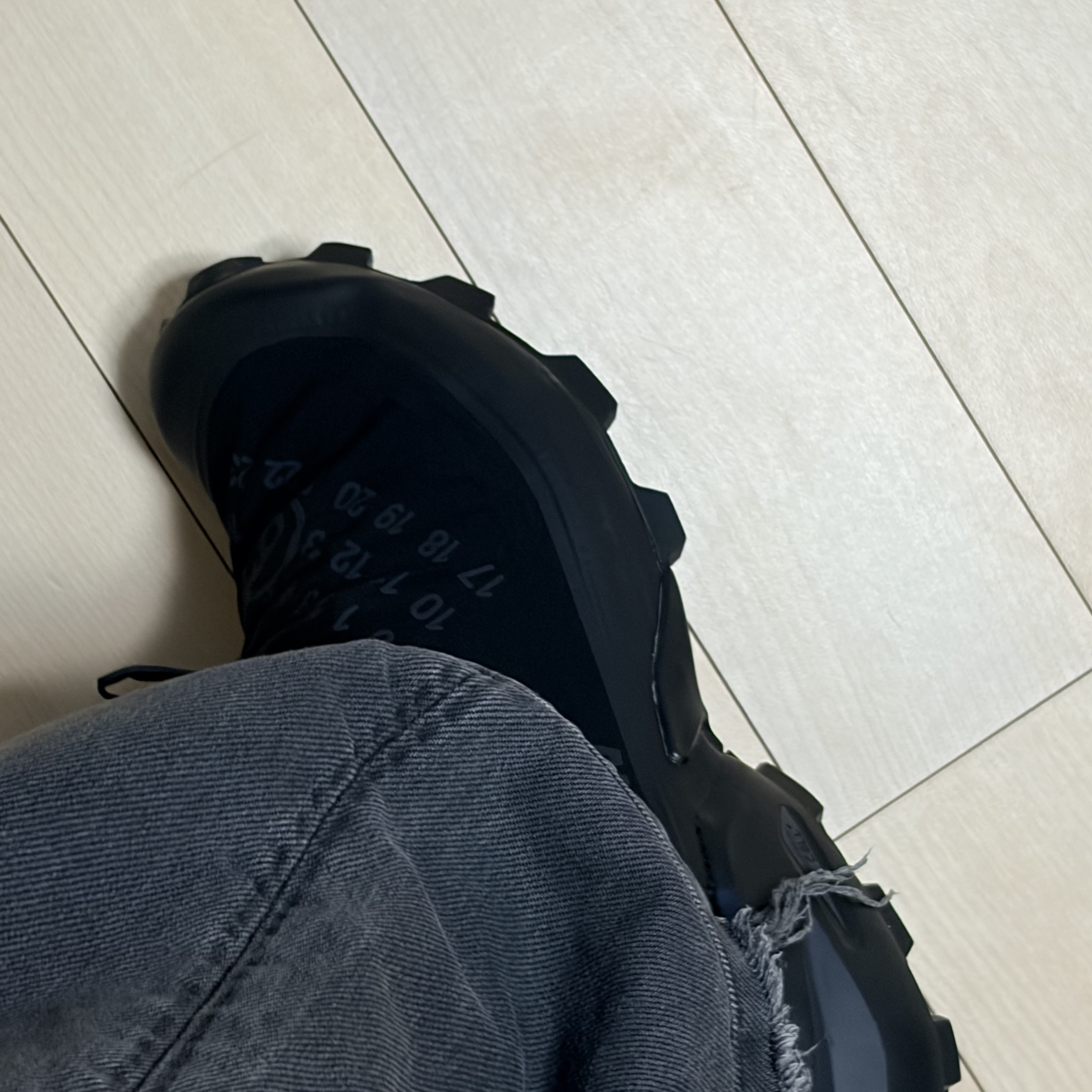 Salomon x MM6 Maison Margiela Cross Dust Black Asphalt 착용 스타일 - 1
