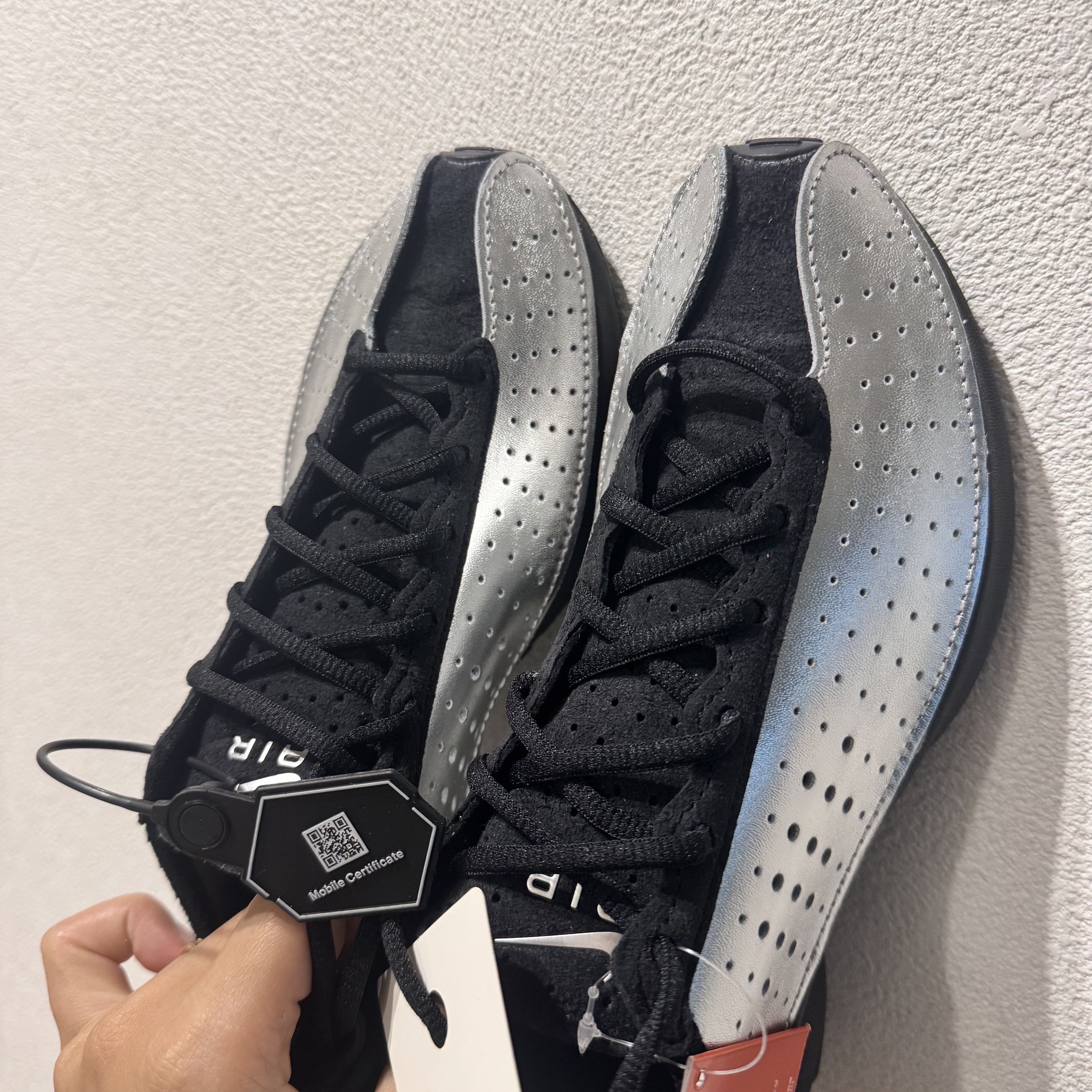 (W) Nike Air Superfly Metallic Silver and Black 착용 스타일 - 1