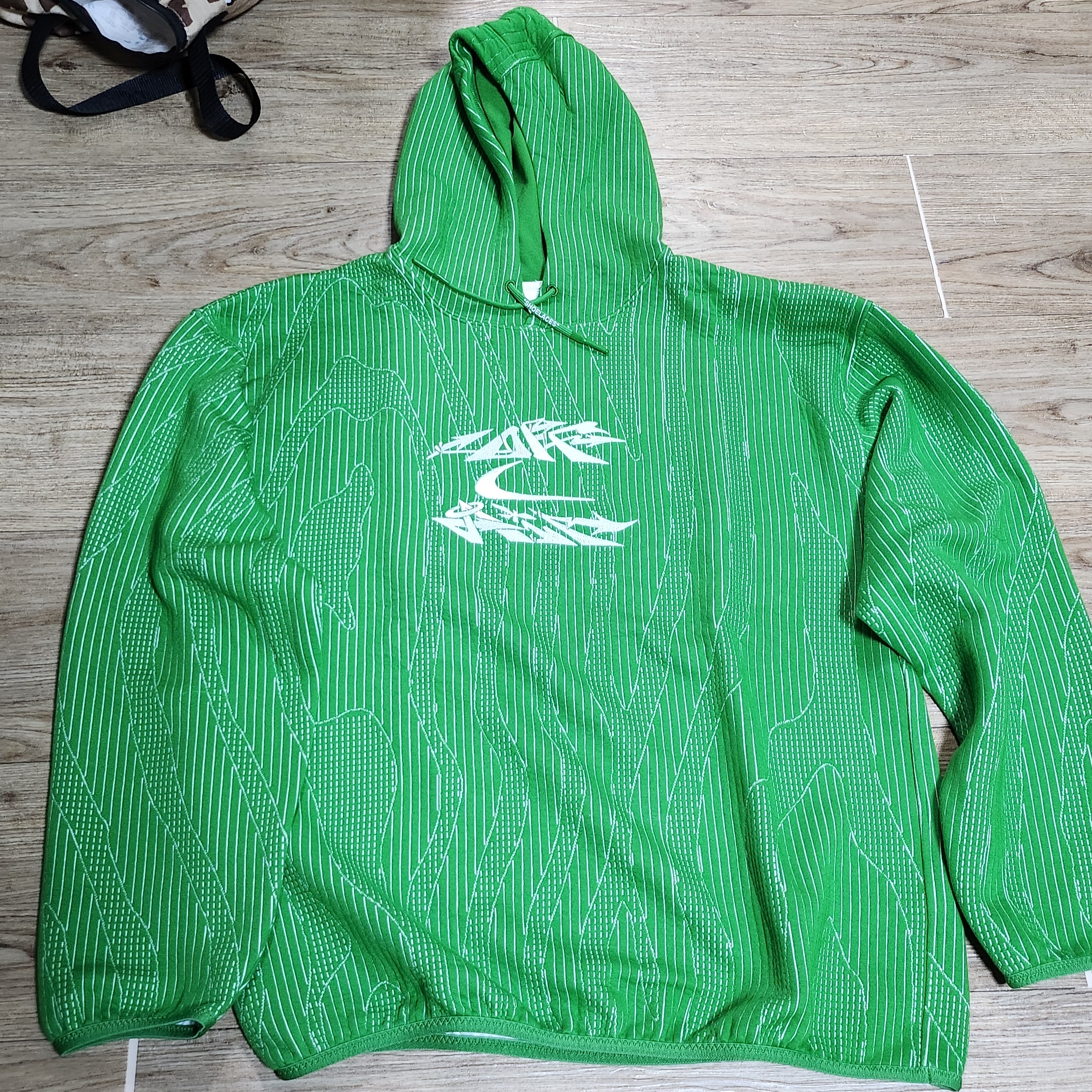 Nike x Off-White Engineered Hoodie Kelly Green - Asia, Essentials x New Era 59FIFTY Mesh Cap Navy 착용 스타일 - 3