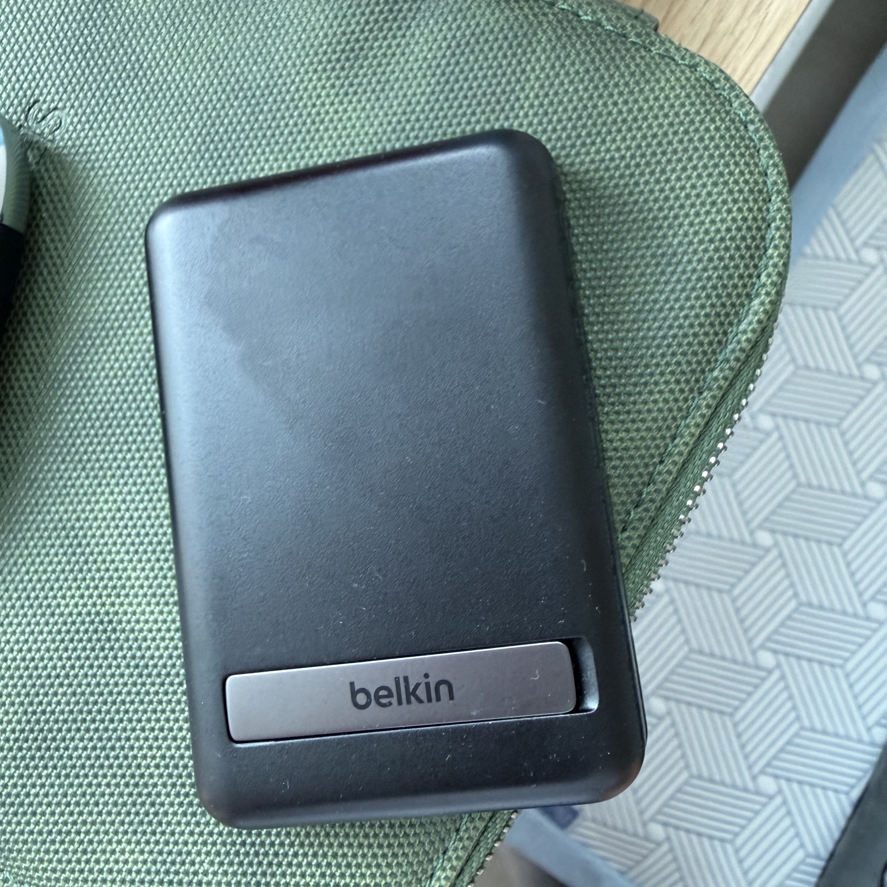 Belkin 5000mAh MagSafe Magnetic Wireless Charging Battery BPD004bt Black 착용 스타일