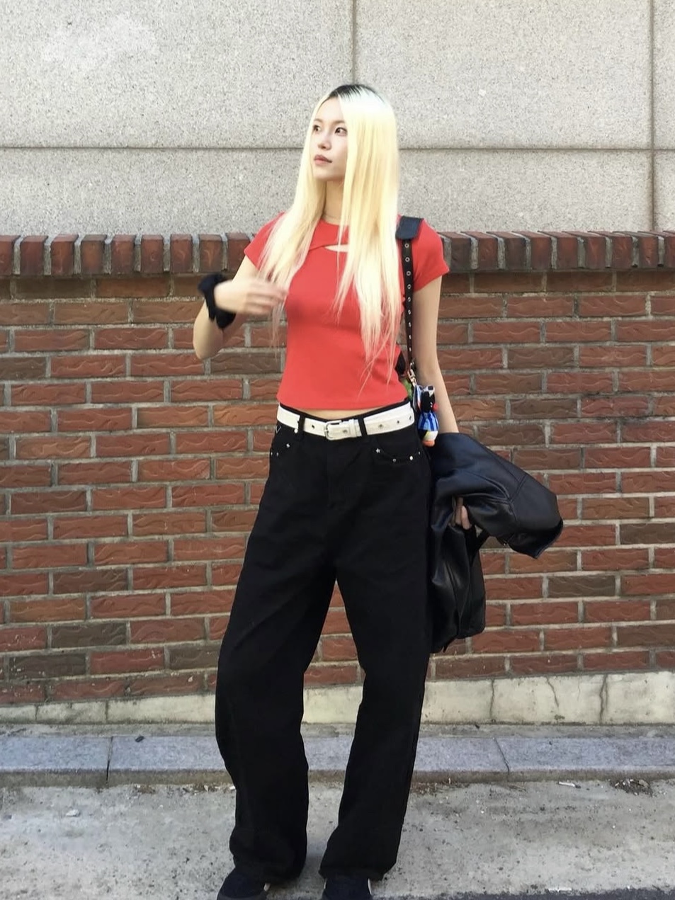 PHOS333 W Slim Fit Slit T-Shirt Red 착용 스타일 - 2