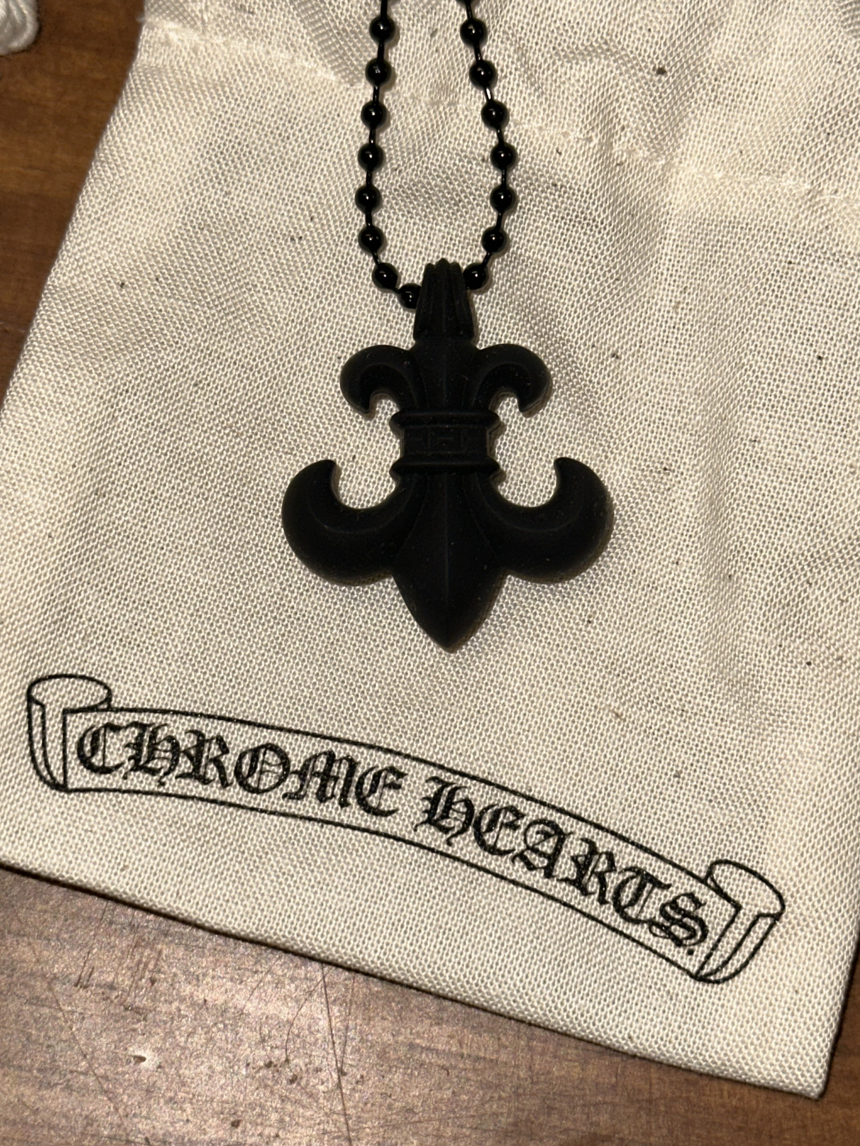 Chrome Hearts Silichrome BS Fleur Pendant Black 착용 스타일