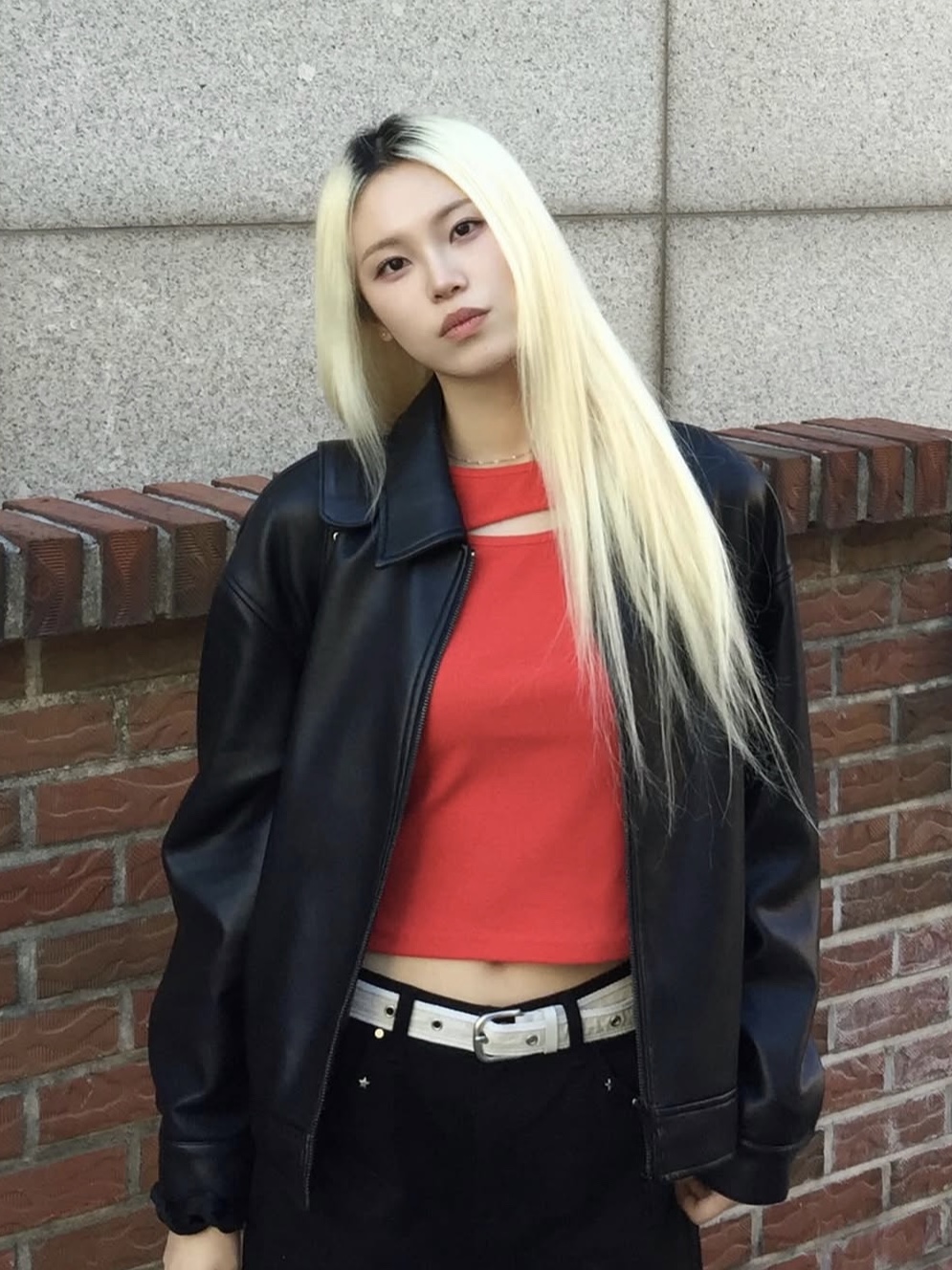 PHOS333 W Slim Fit Slit T-Shirt Red 착용 스타일 - 4