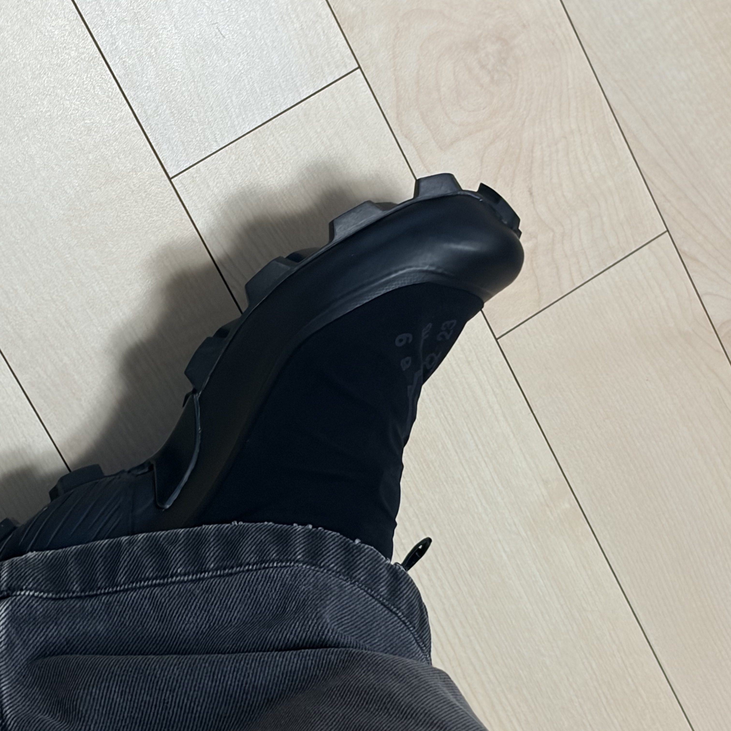 Salomon x MM6 Maison Margiela Cross Dust Black Asphalt 착용 스타일 - 3