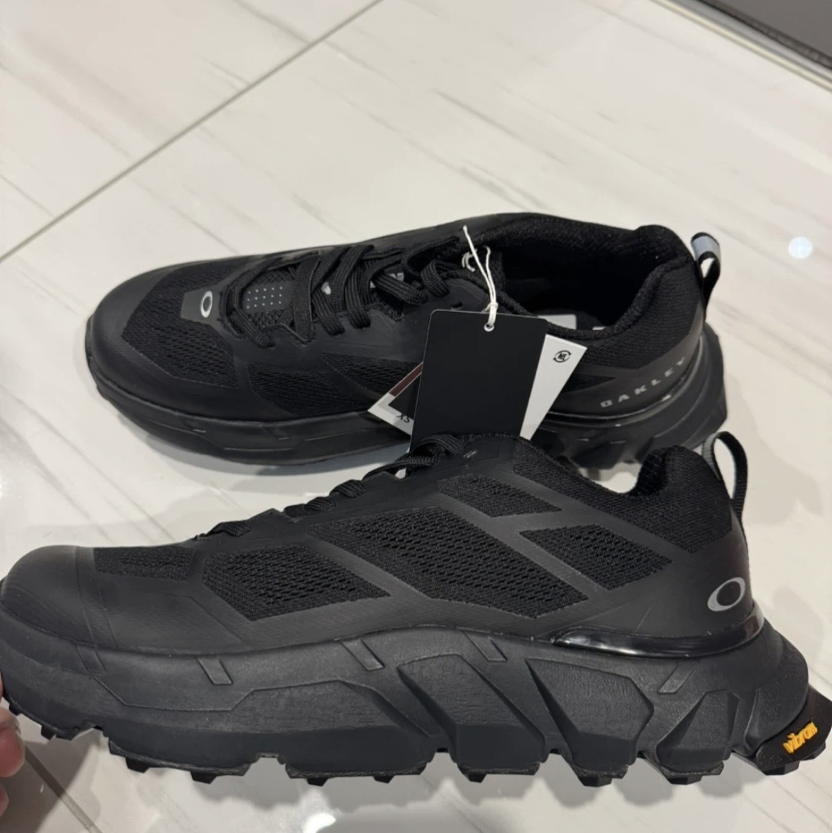 Oakley Light Breathe Triple Black 착용 스타일