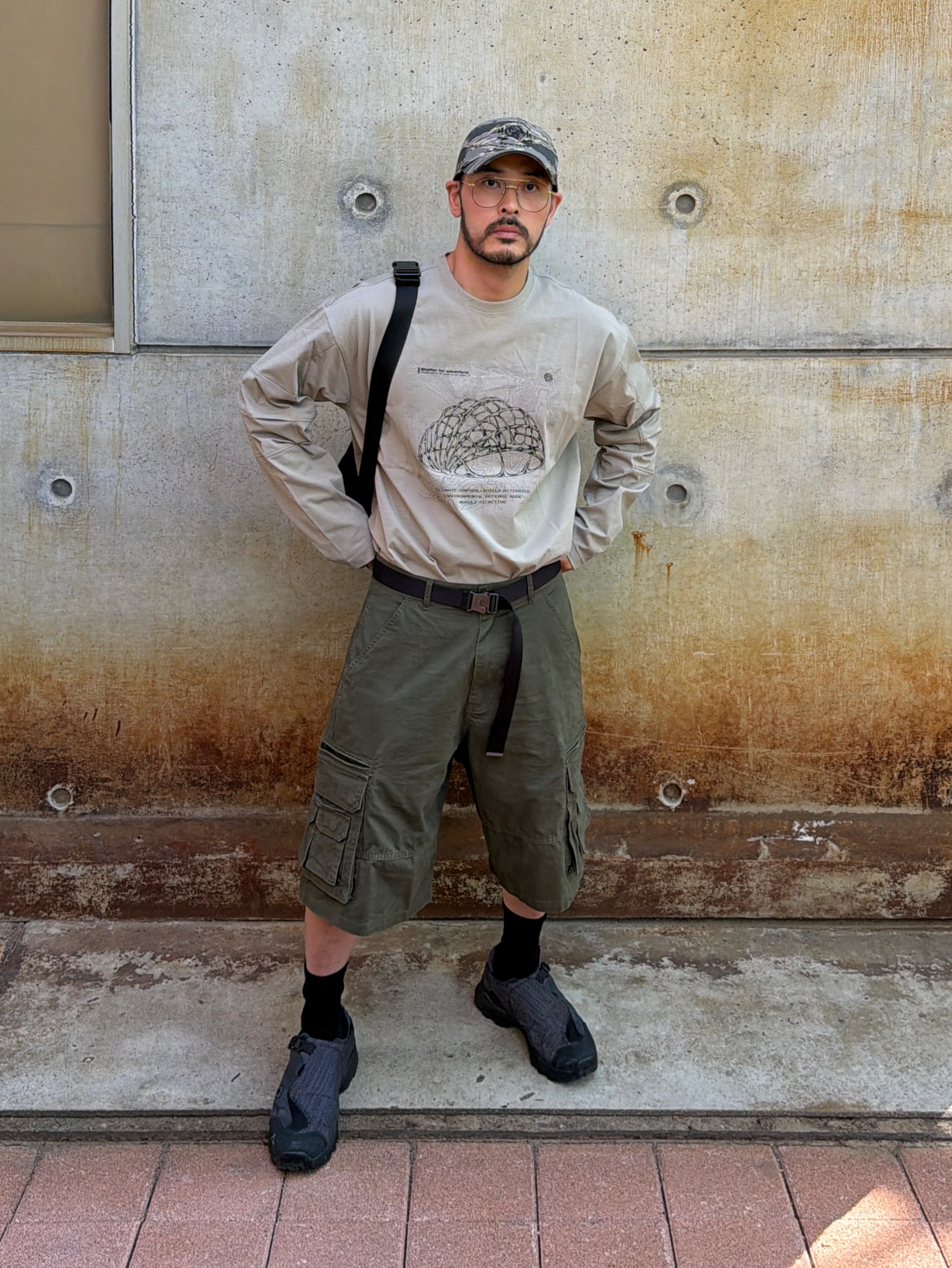 NOMANUAL Washed Cargo Shorts Olive, OFFGRID Shield Graphic Sorona Panel Long T-Shirt Beige 착용 스타일 - 2