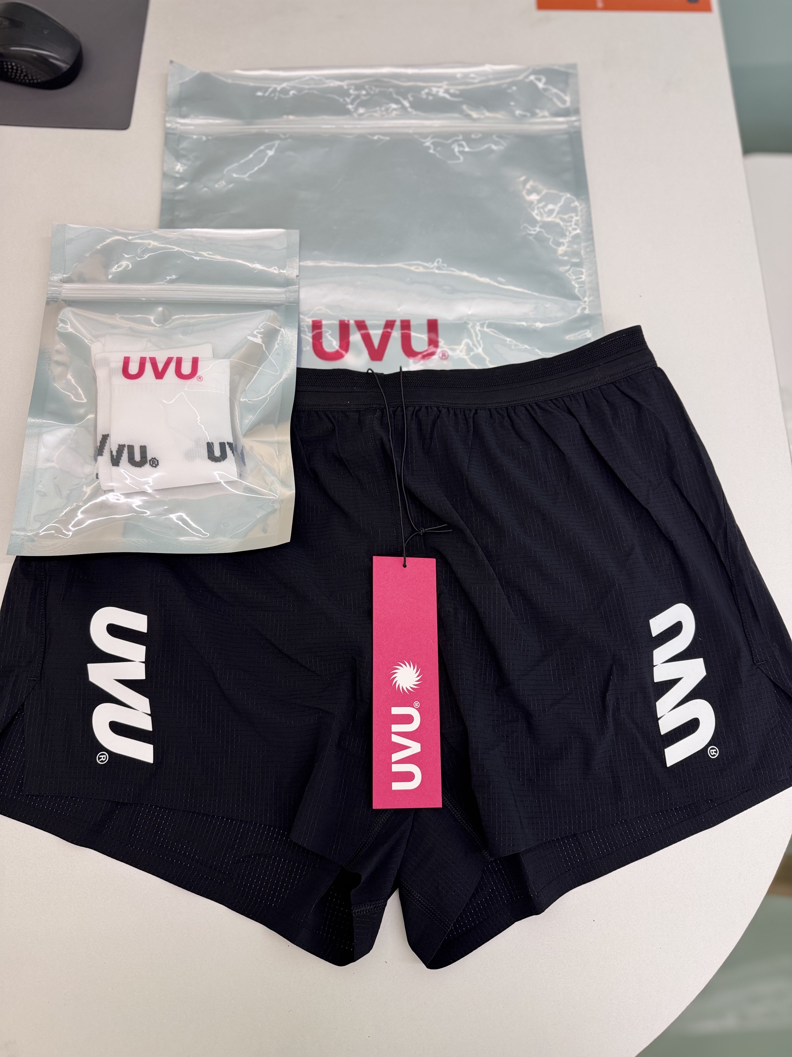 UVU Split Shorts Black, UVU Running Sock White 착용 스타일 - 1