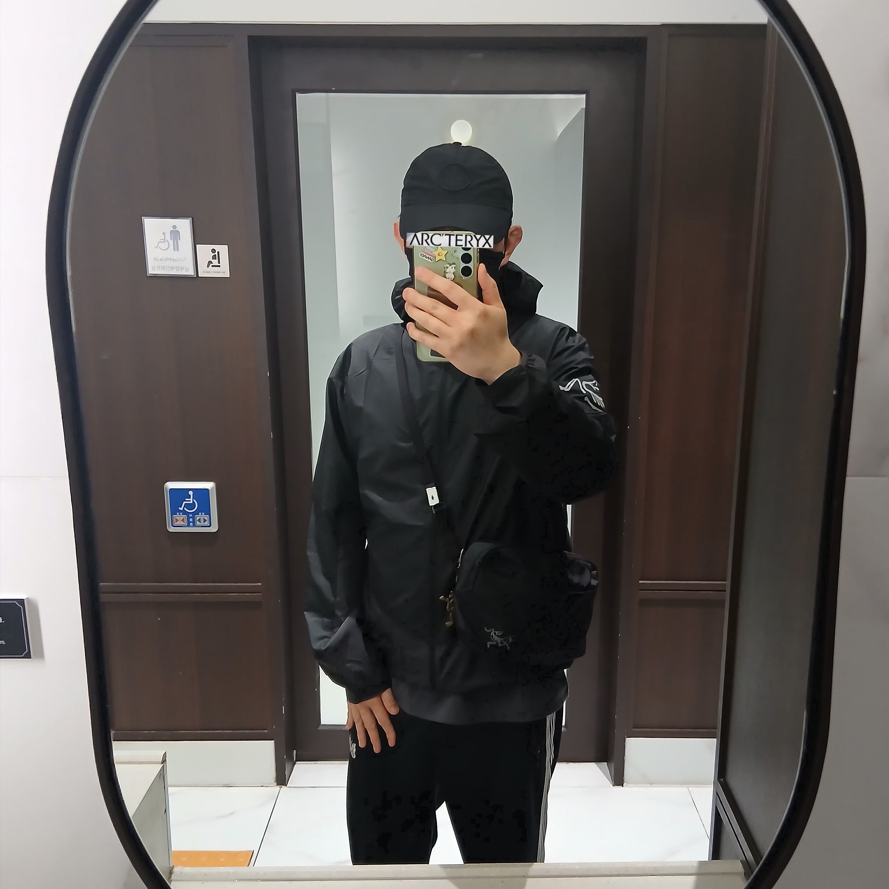 Stone Island 9100011 Nylon Metal in Econyl Baseball Cap with Drawcord Compass Embroidery Black, Arc'teryx Heliad 6 Crossbody Bag Black 착용 스타일 - 2