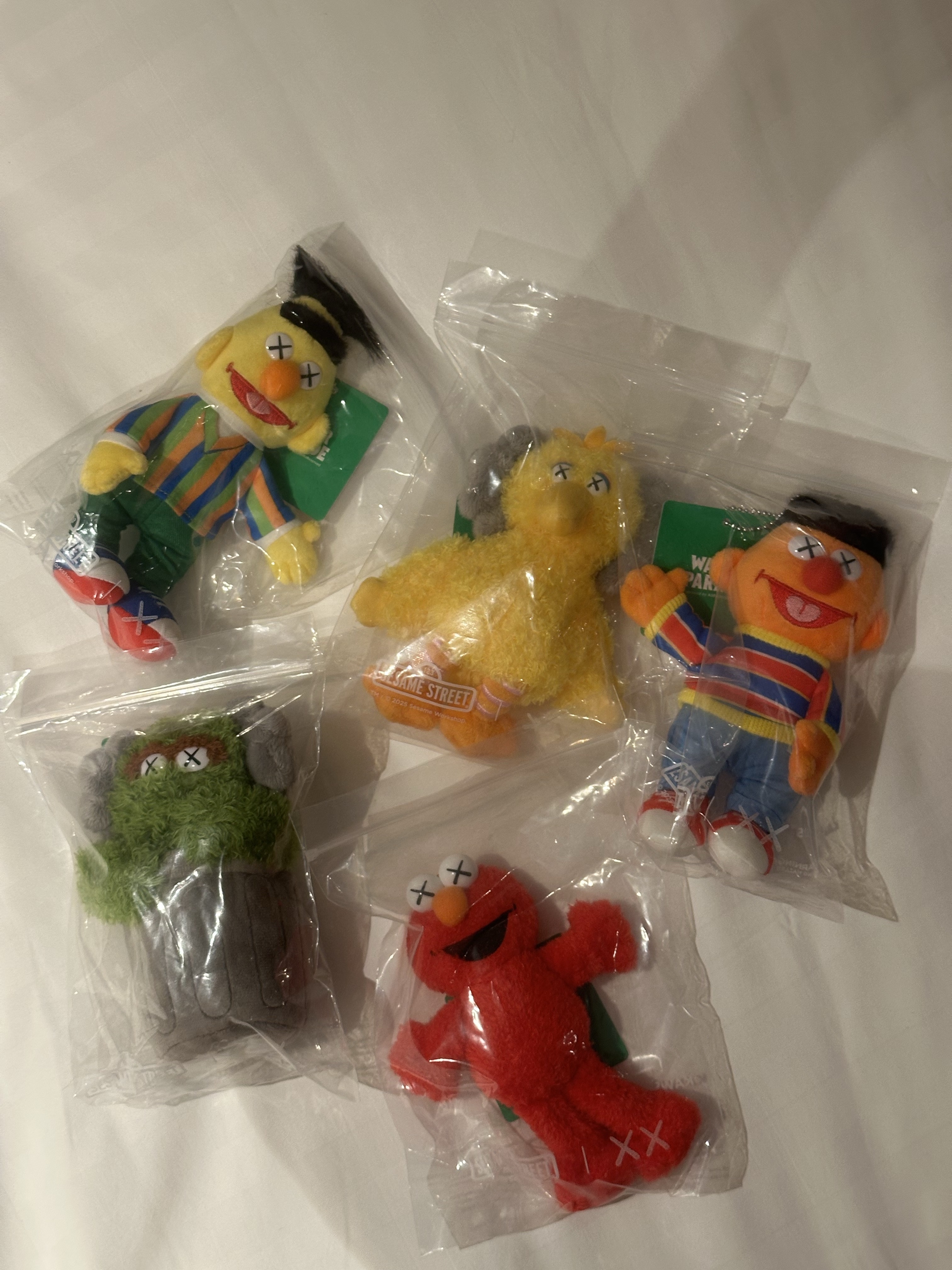 Uniqlo x Kaws x Sesame Street Elmo Toy Red, Uniqlo x Kaws x Sesame Street Big Bird Toy Yellow 착용 스타일