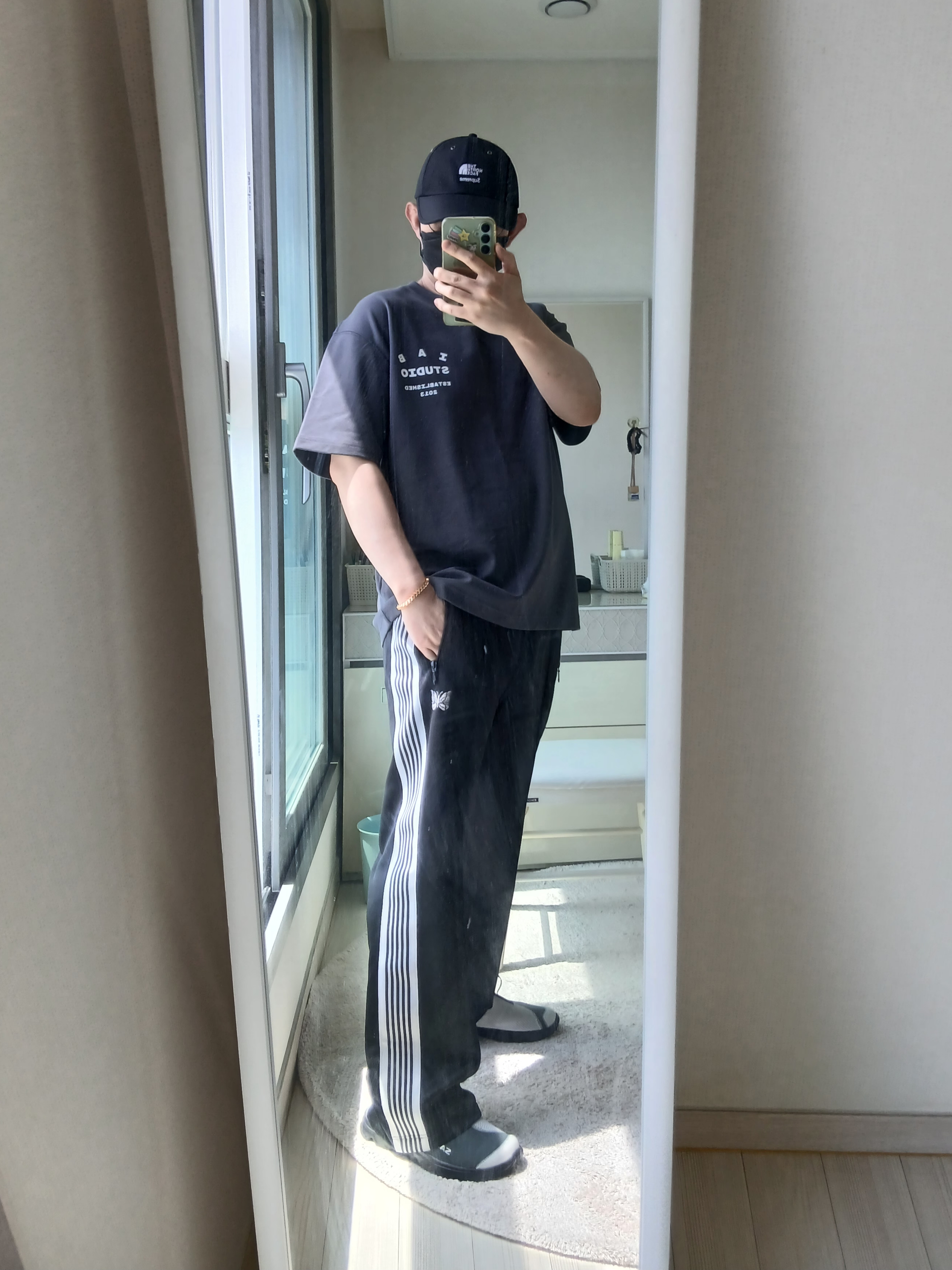 Supreme x The North Face Split 6-Panel Black - 24SS, Needles Track Pant Poly Smooth Charcoal 착용 스타일 - 7