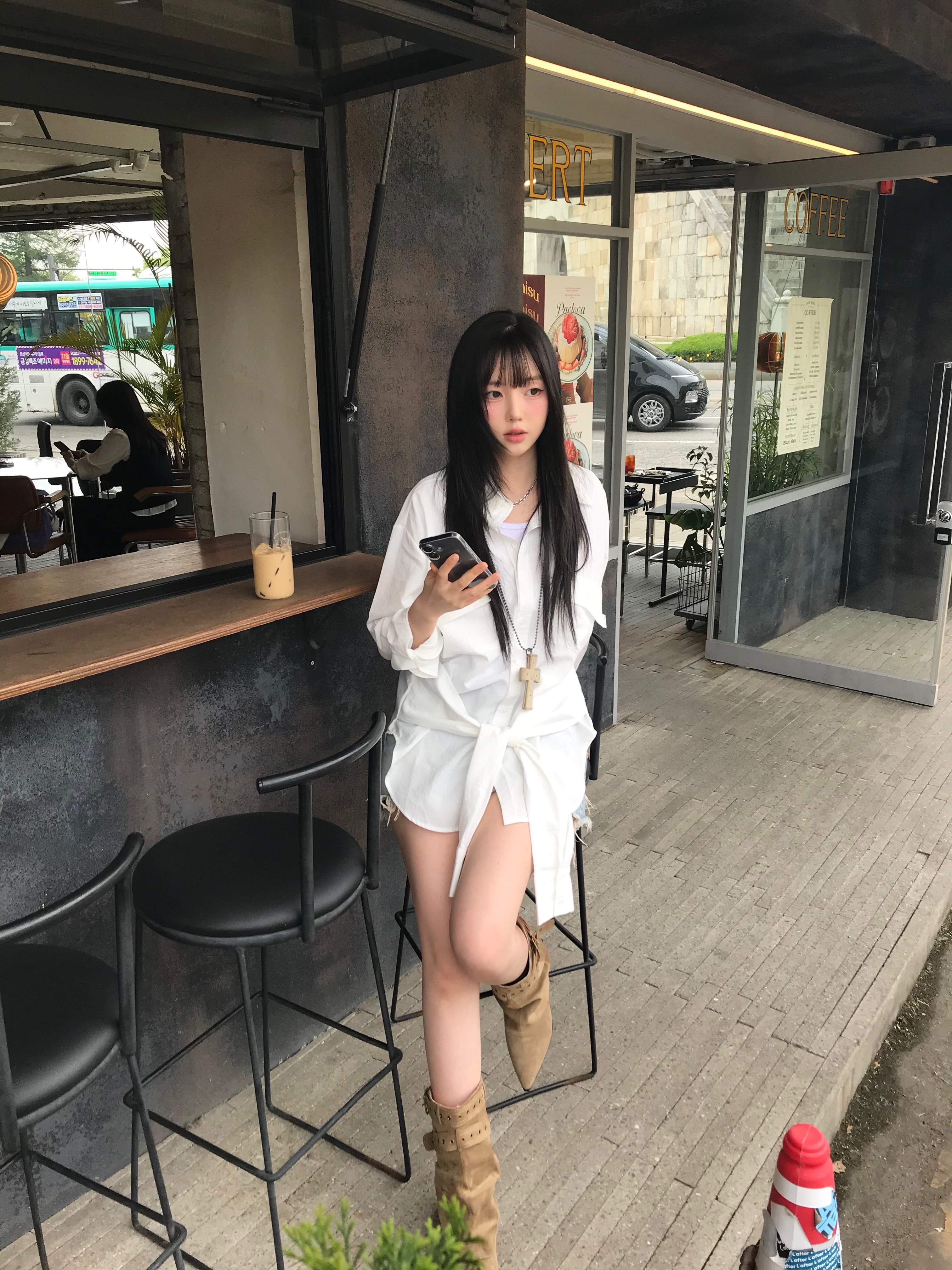 Sculptor Cross Hair On Strap Wallet White 착용 스타일 - 1