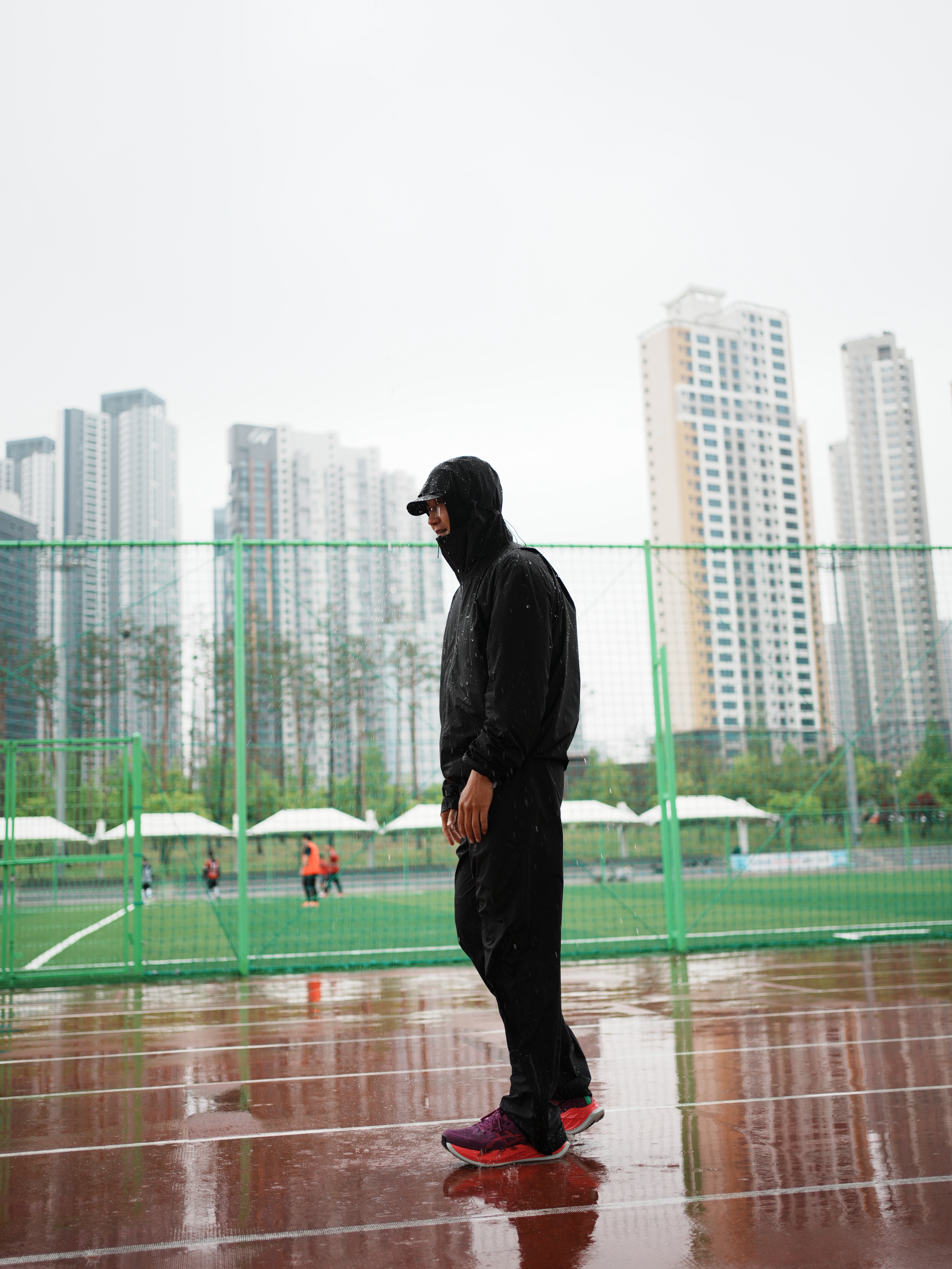 Satisfy Pertex 3L Fly Rain Jacket Black, Nike ACG Lava Loops Dri-Fit ADV Half Trail Running Tights Black Summit White - Asia 착용 스타일 - 4