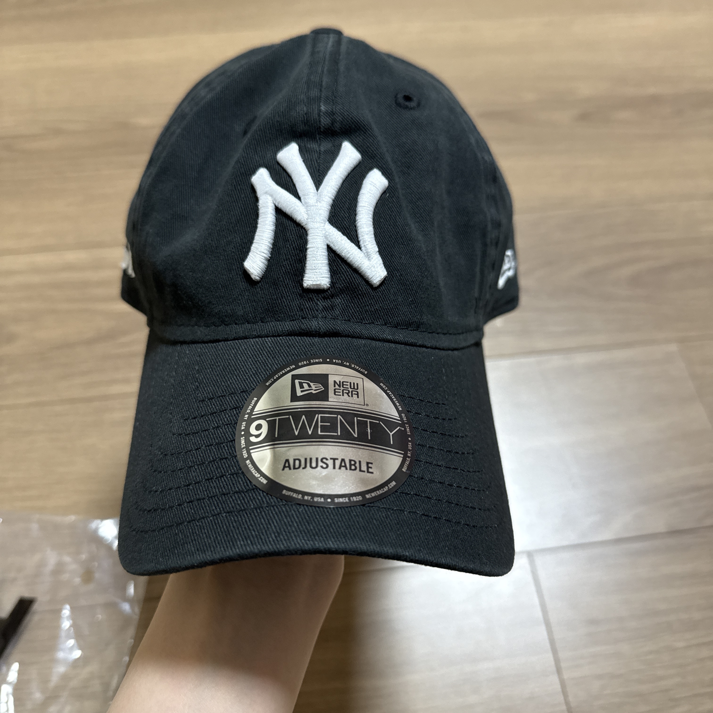New Era x MoMA New York Yankees Cap Black 착용 스타일