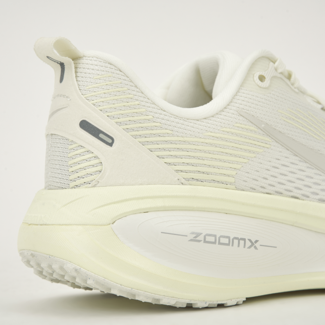 (W) 나이키 보메로 18 세일 코코넛 밀크((W) Nike Vomero 18 Sail Coconut Milk) - 8