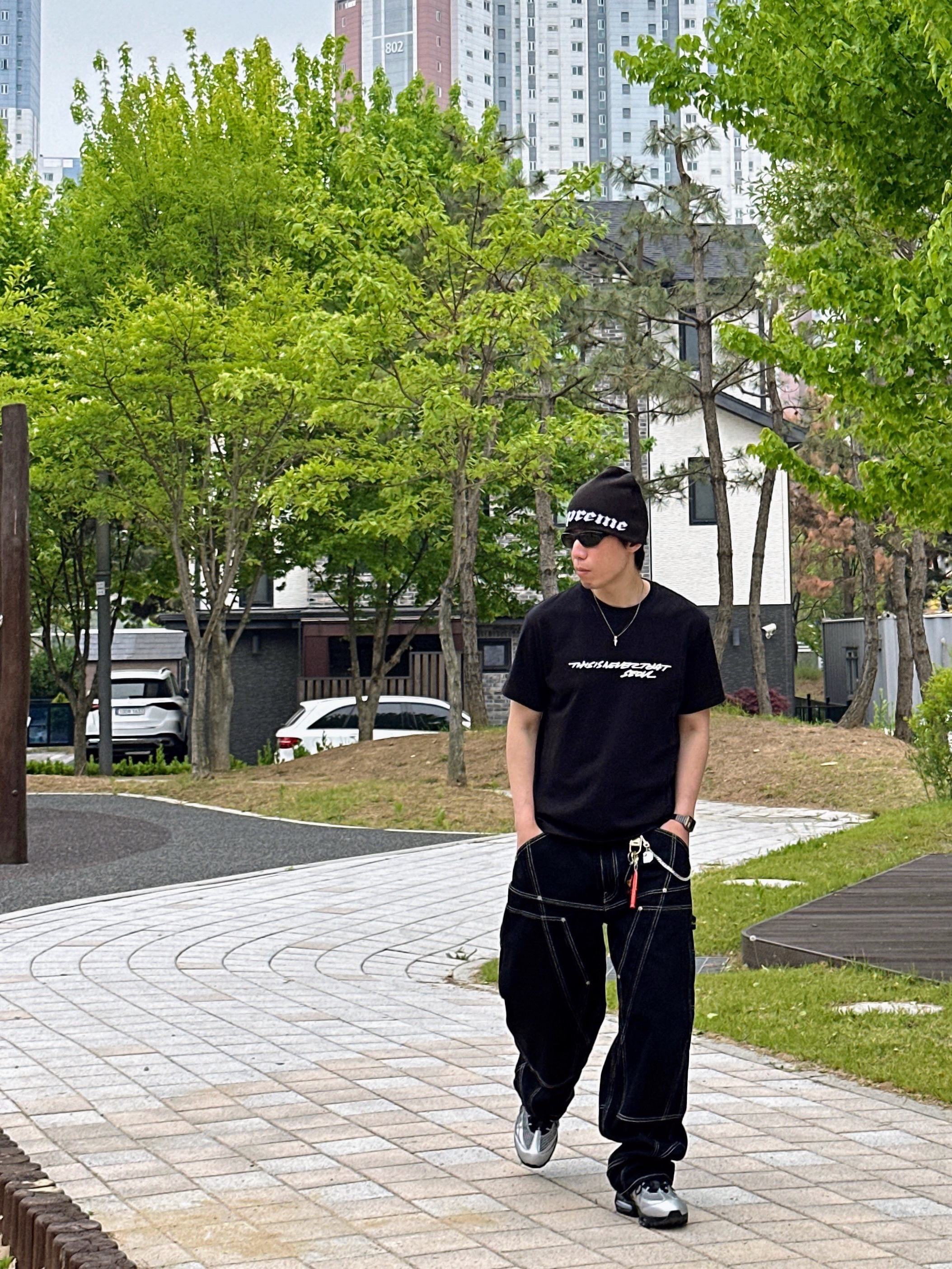 Thisisneverthat x Futura Laboratories Tokyo T-Shirt Black 착용 스타일
