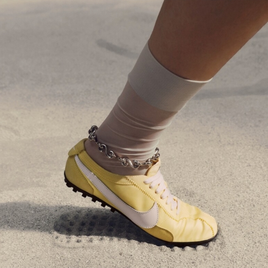 (W) Nike Moon Shoe OG Soft Yellow Black 착용 스타일