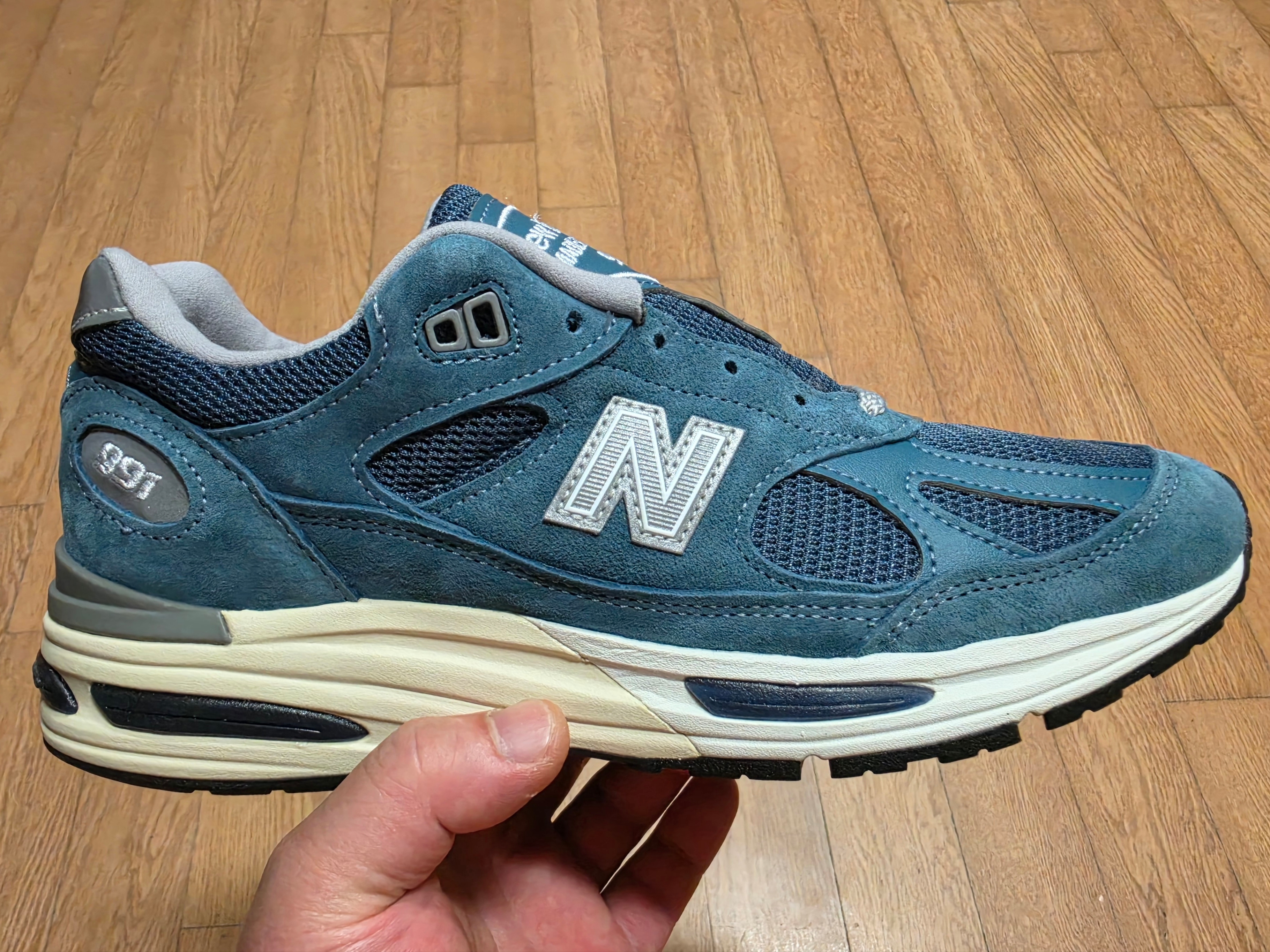New Balance 991v2 Made in UK Tapestry Blue Silver 착용 스타일 - 3