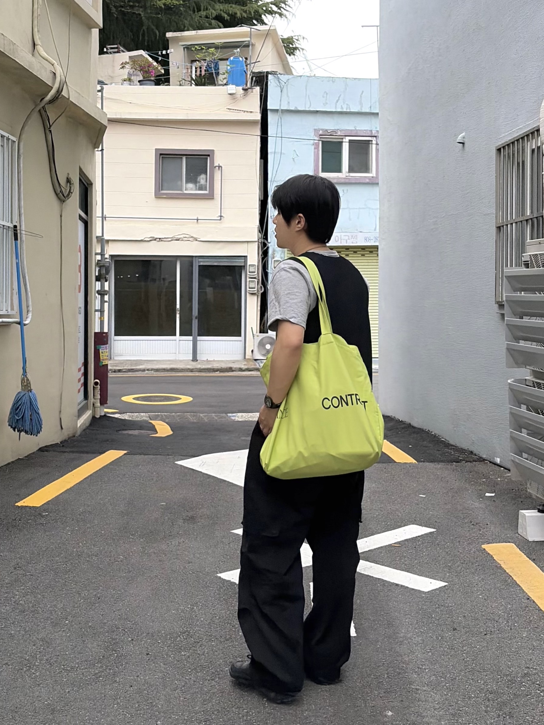 noun Easeful Tote Bag Lime, noun Washed Cargo Pants Black 착용 스타일