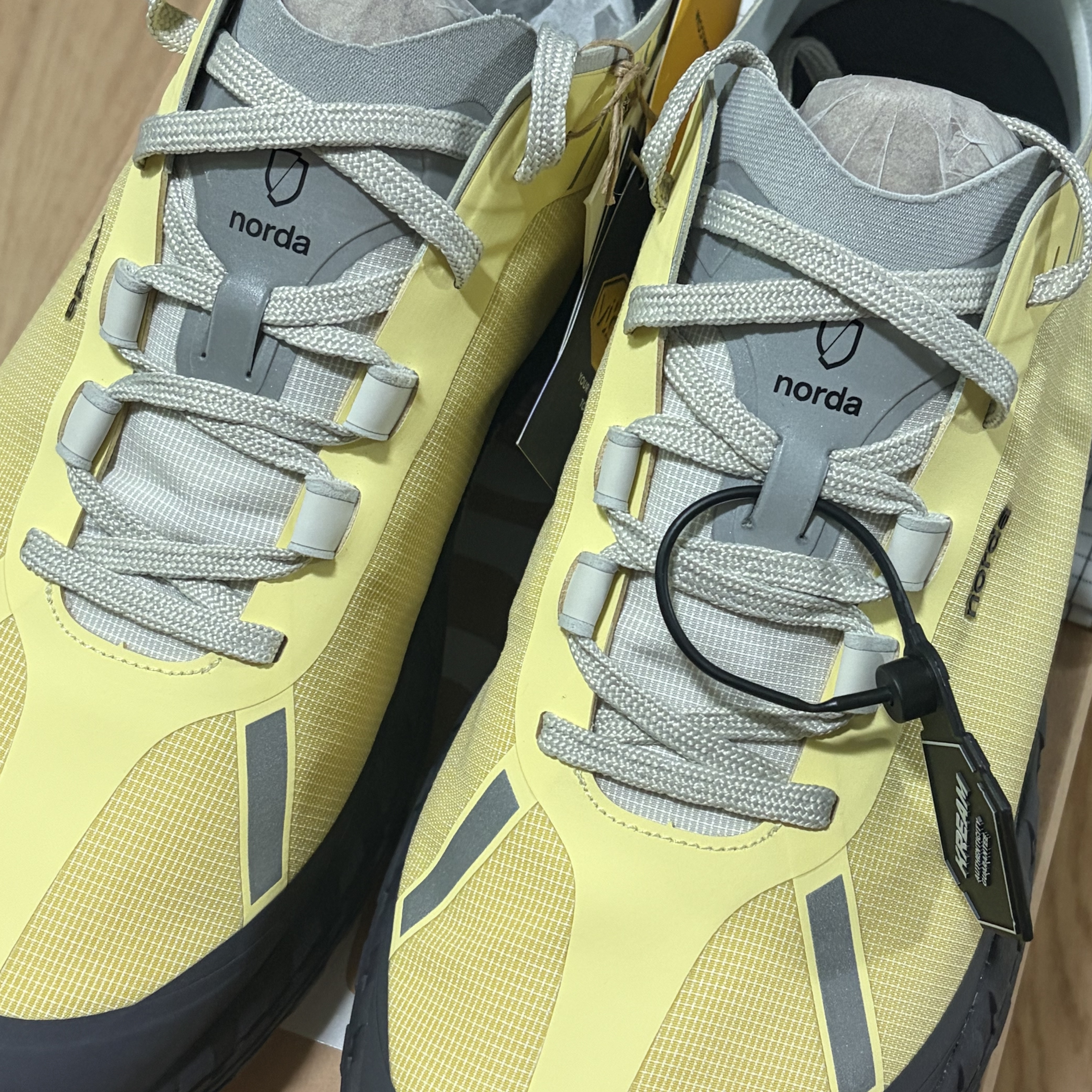 Norda 001 Lemon 착용 스타일