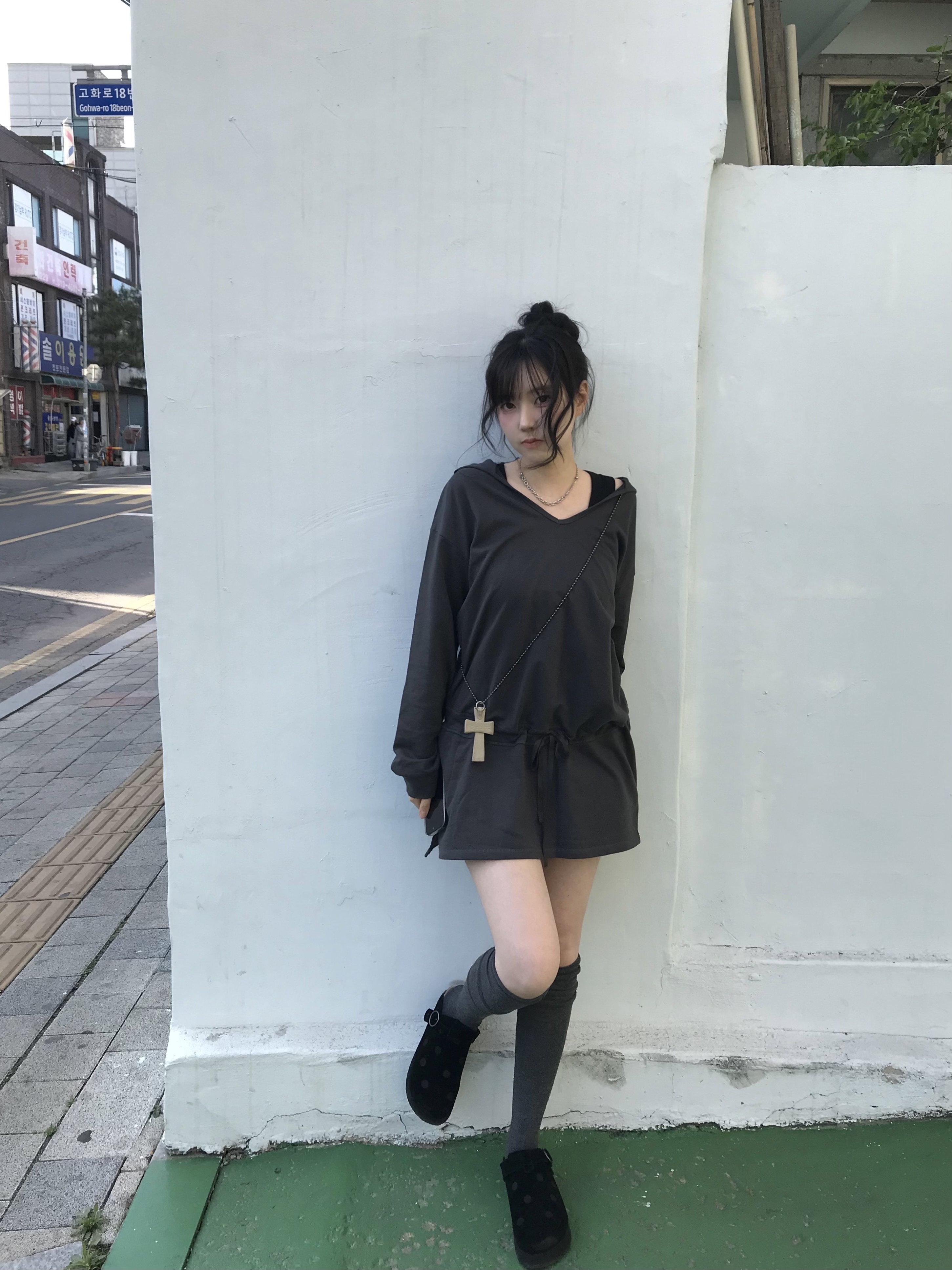 Sculptor Cross Hair On Strap Wallet White 착용 스타일 - 1