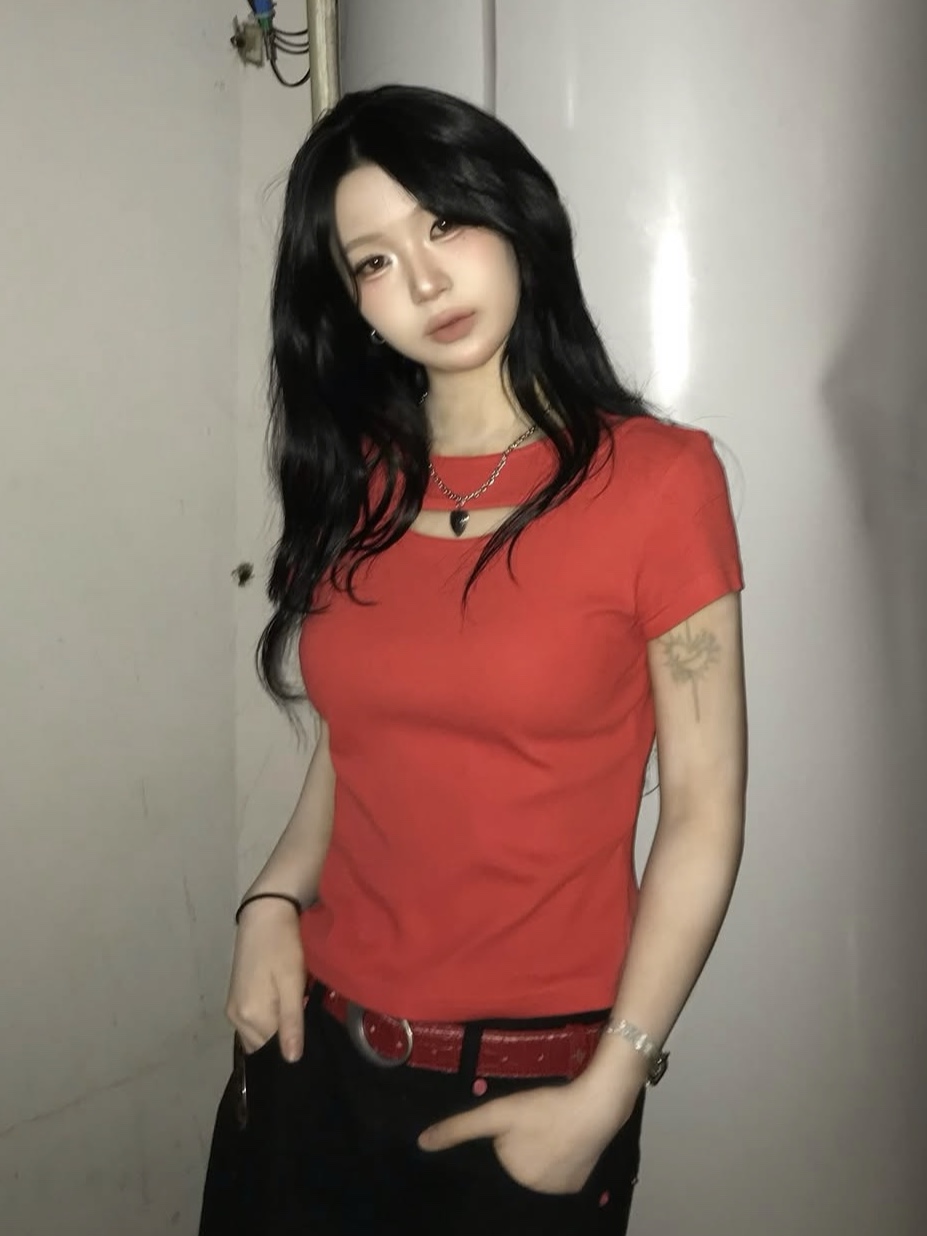 PHOS333 W Slim Fit Slit T-Shirt Red 착용 스타일 - 3