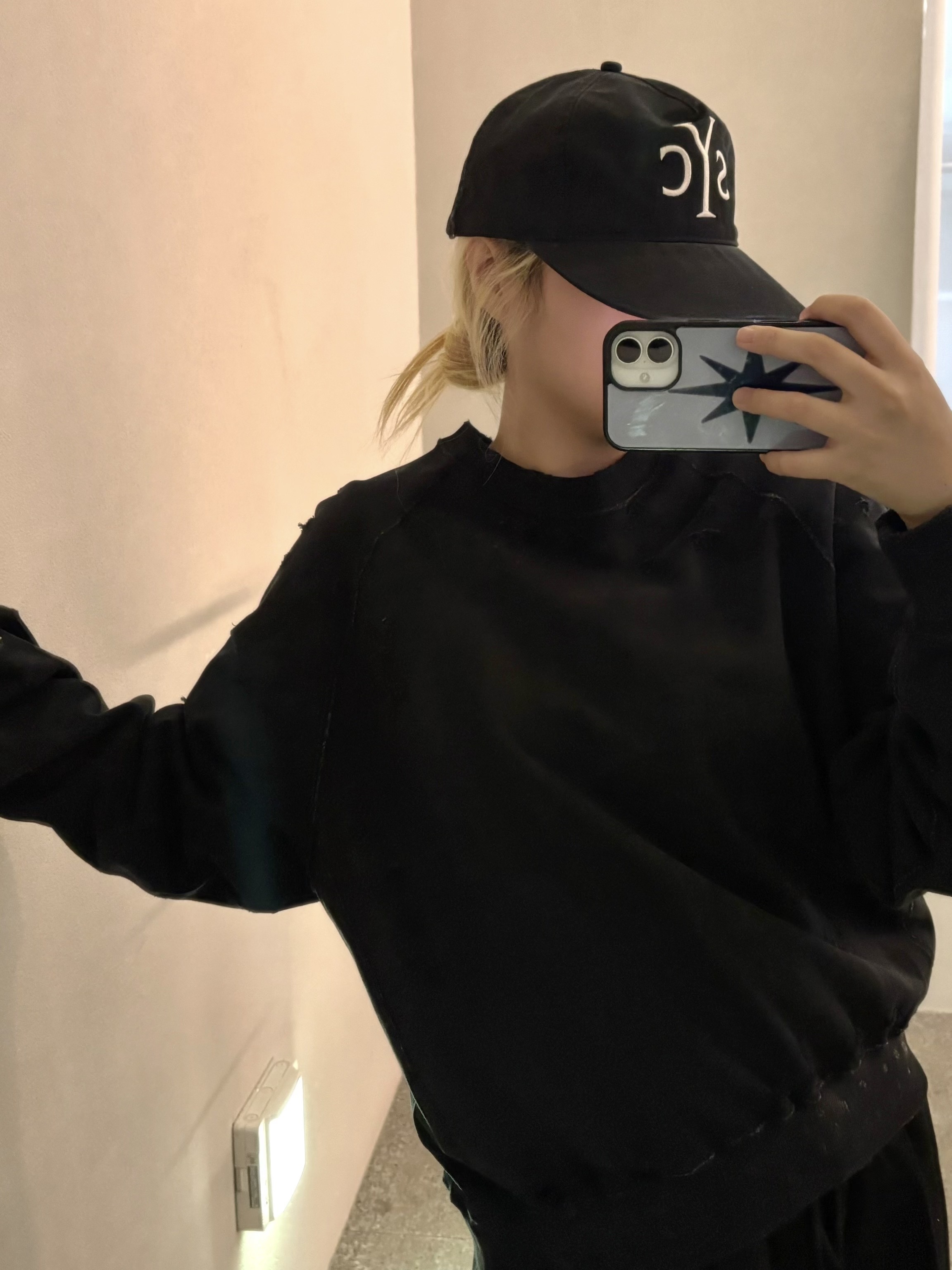 Sunday Ceremony Syc Logo 5 Panel Cotton Cap - Black, Sunday Ceremony Distressed Washed Sweatshirt - Black 착용 스타일 - 2