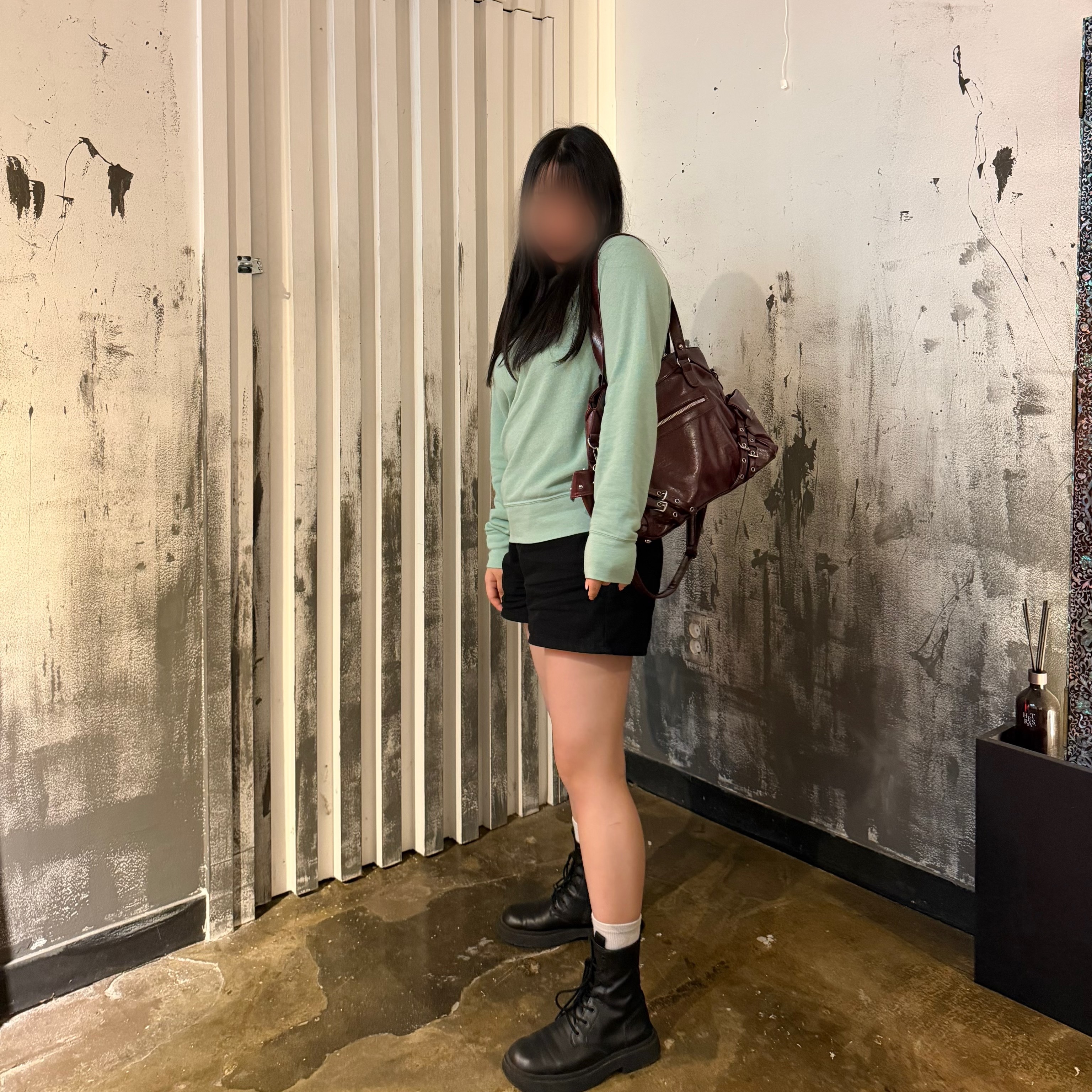 Zara Split Suede Boots Black, Vivienne Westwood Nappa Envelope Tri-Fold Mini Wallet Black 착용 스타일 - 4