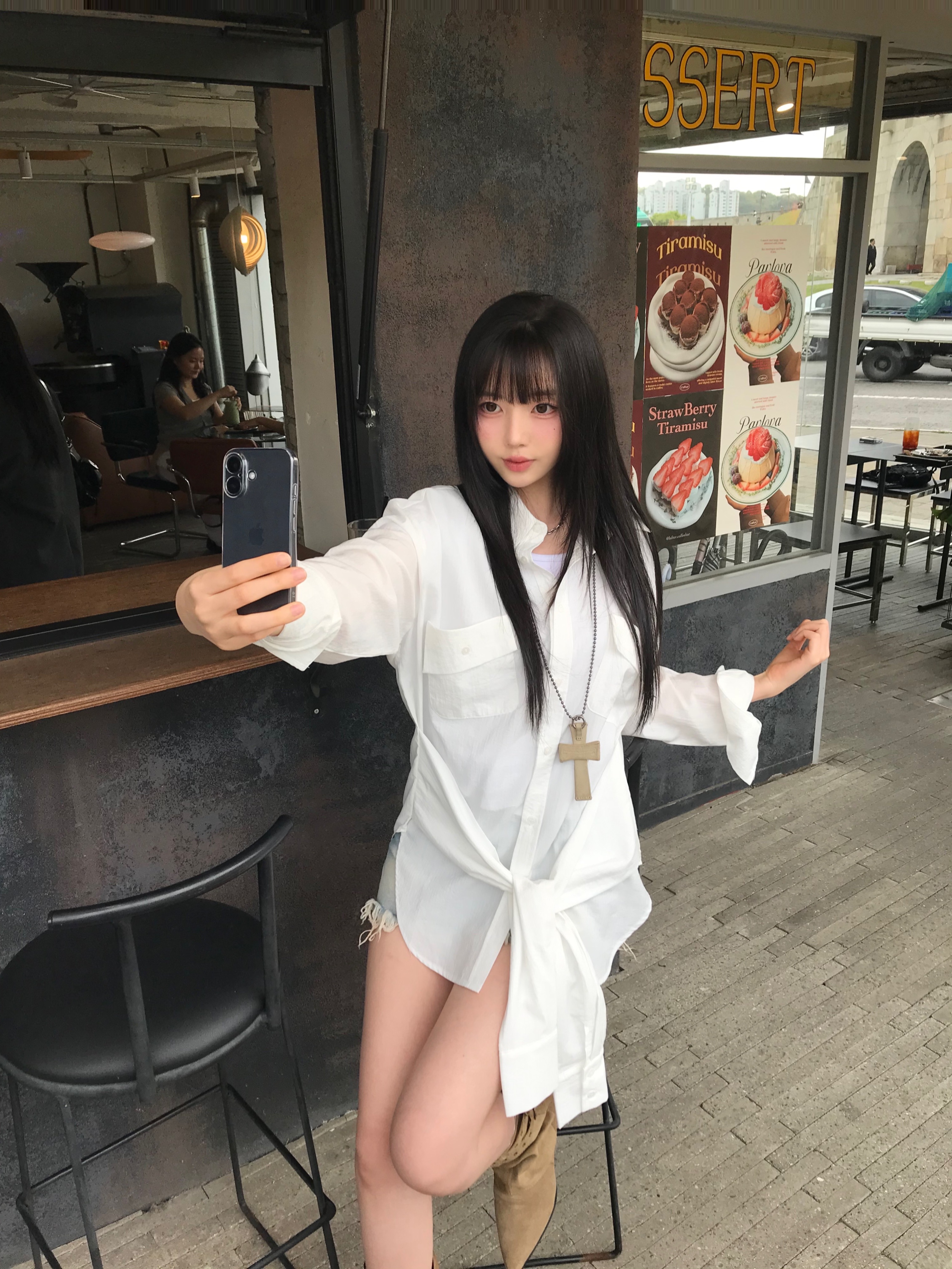 Sculptor Cross Hair On Strap Wallet White 착용 스타일 - 3