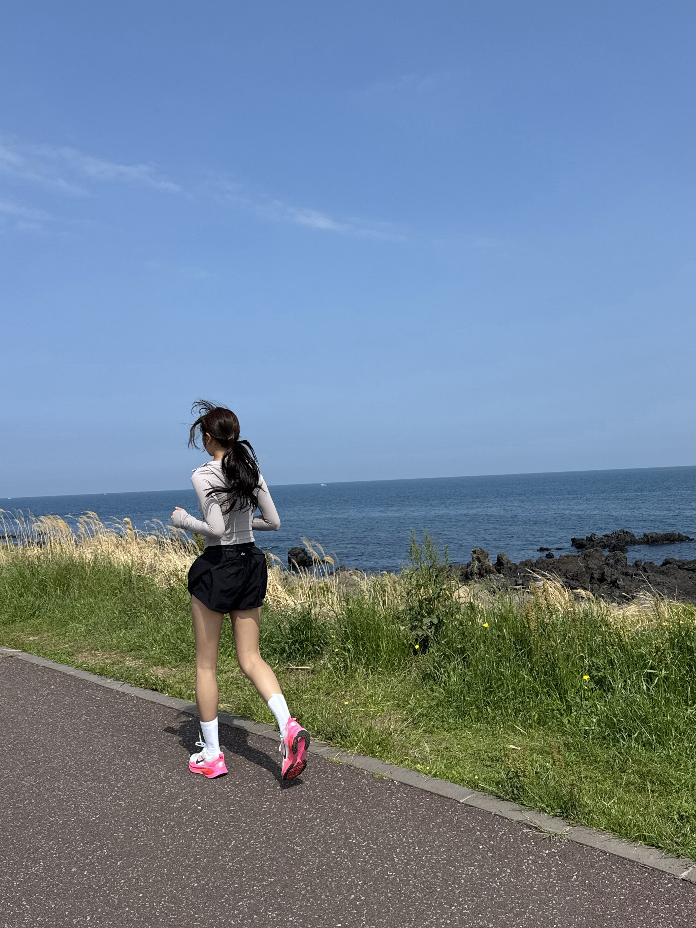 Nike Vomero 18 Sail Hyper Pink, (W) Alo Yoga Match Point Shorts Black 착용 스타일 - 1