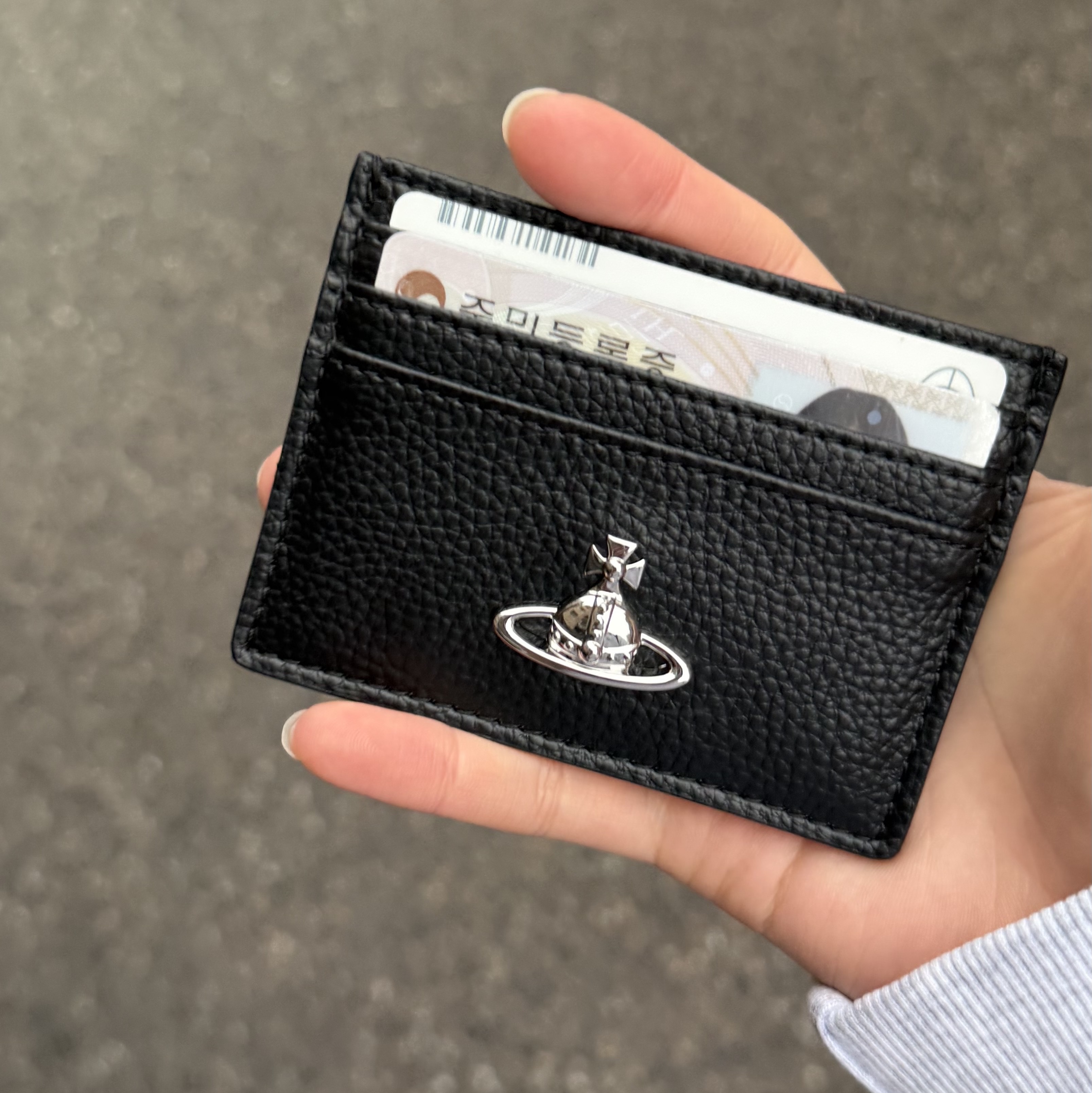 Vivienne Westwood Orb PU Grain Card Holder Black 착용 스타일