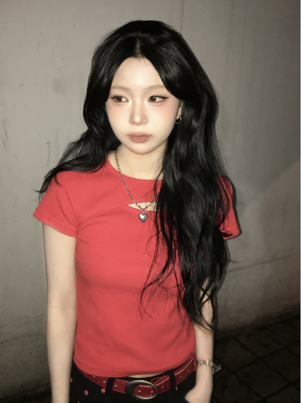 PHOS333 W Slim Fit Slit T-Shirt Red 착용 스타일 - 4