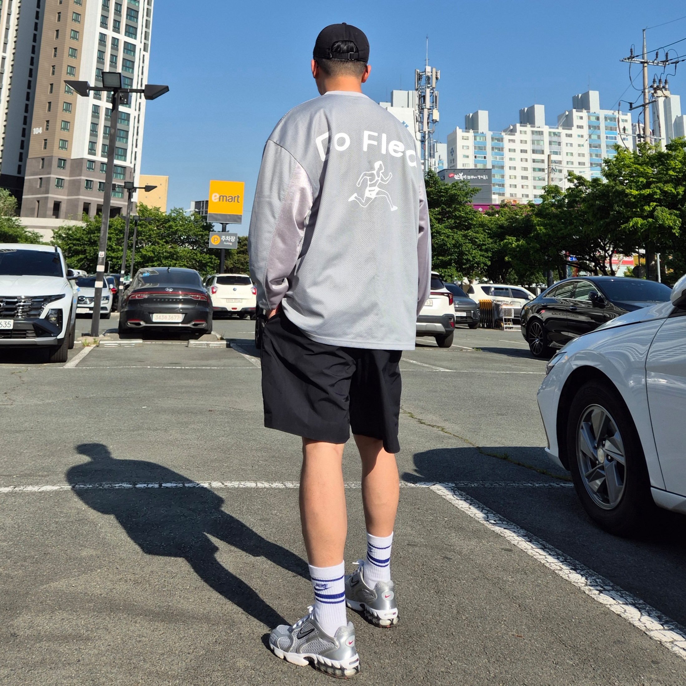 Nike Air Zoom Spiridon Cage 2 Metallic Silver, Nike NSW Everyday Essential Crew Socks White Game Royal (3 Pack/Korean Ver.) 착용 스타일 - 2
