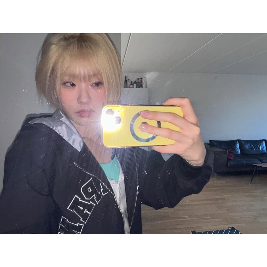 ersco Arch Logo Track Jacket Black 착용 스타일 - 4