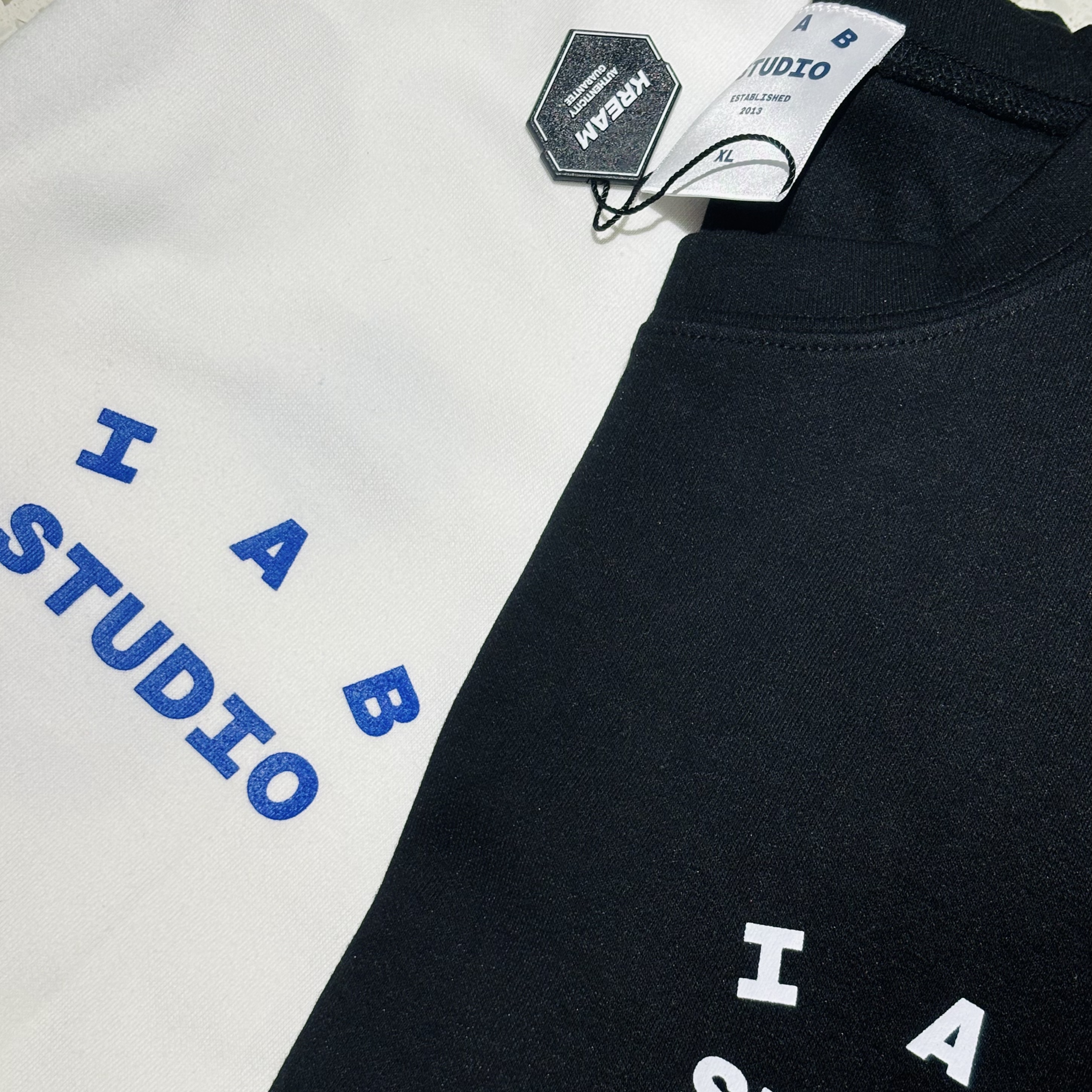 IAB Studio 10th Anniversary T-Shirts Pack White & Black (2 Pack) 착용 스타일
