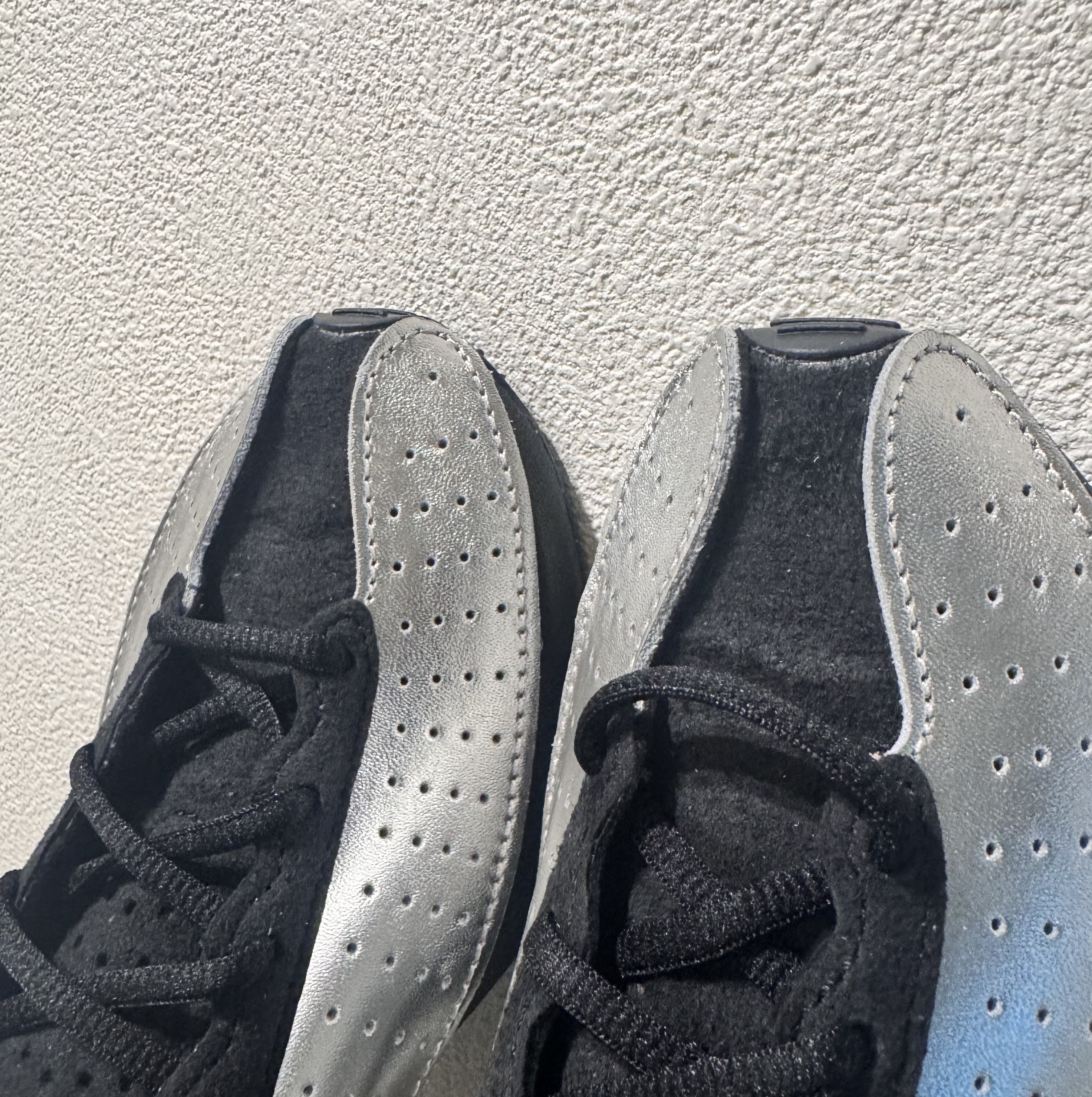 (W) Nike Air Superfly Metallic Silver and Black 착용 스타일 - 2