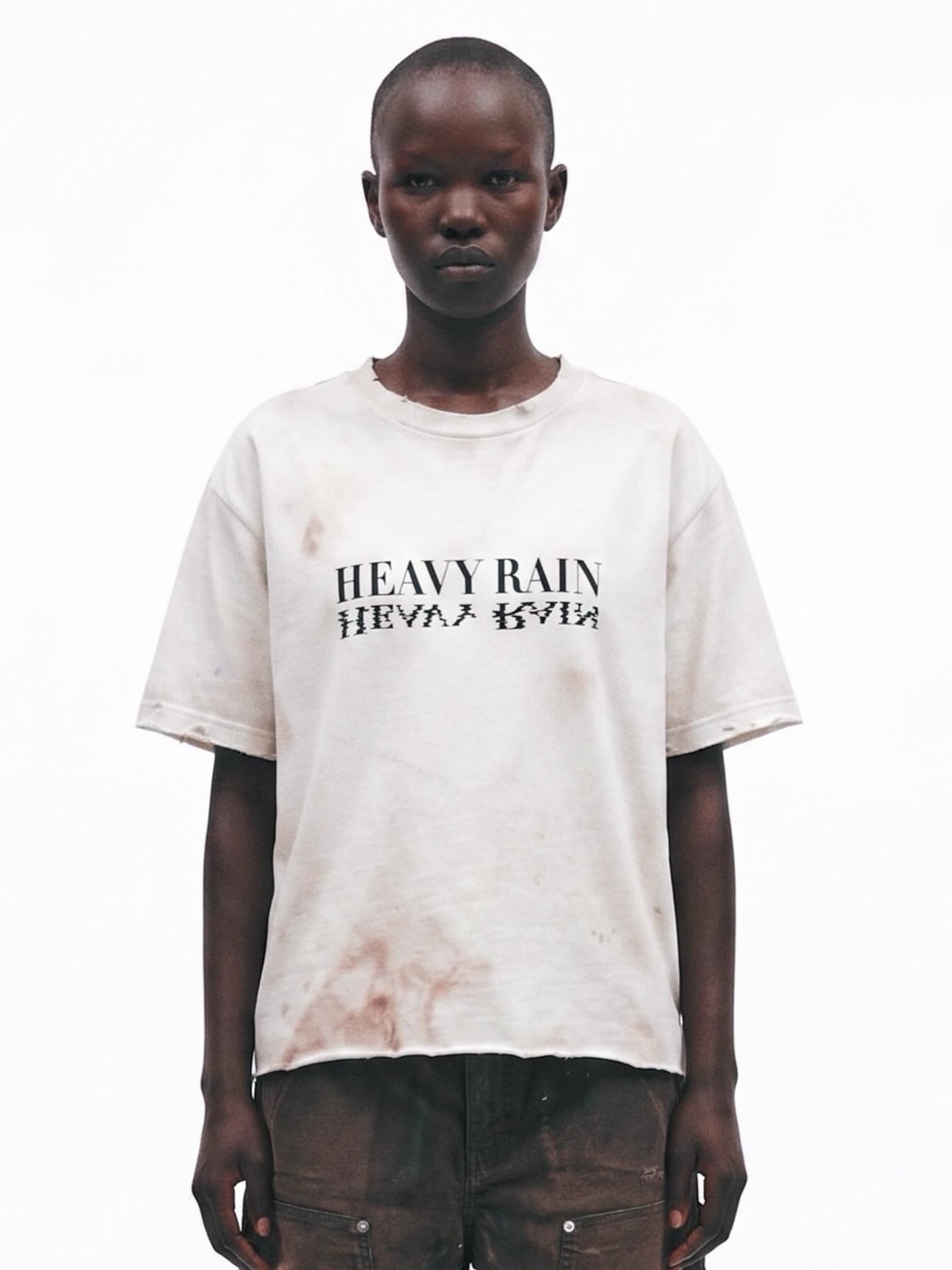 Heavy Rain Vintage Archive Printing T-shirt Cream, Heavy Rain Bleached Ombre Zipup Shirt Black 착용 스타일 - 4