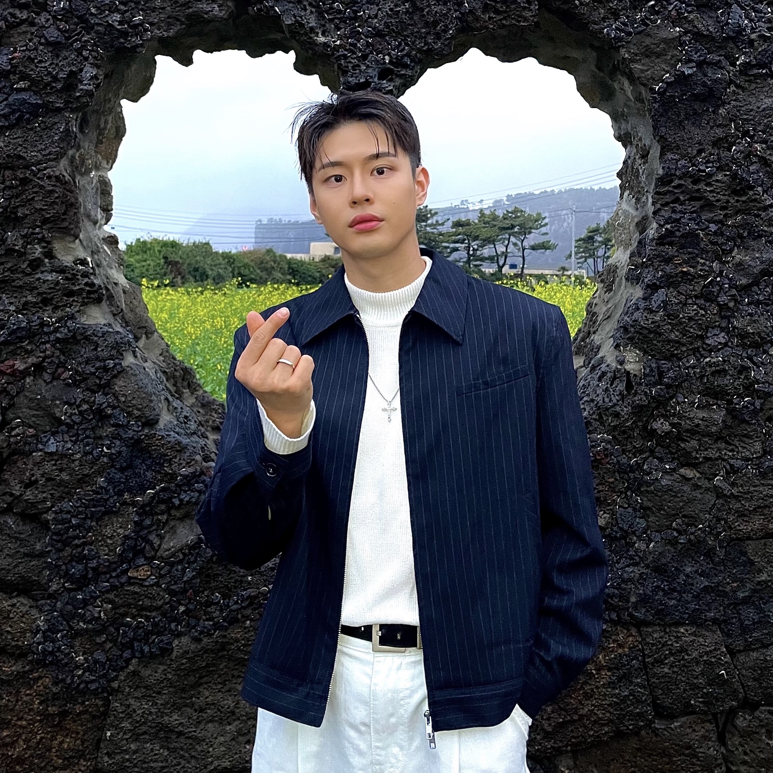 Waviness Horizon Stripe Shirts Navy Stripe 착용 스타일 - 1