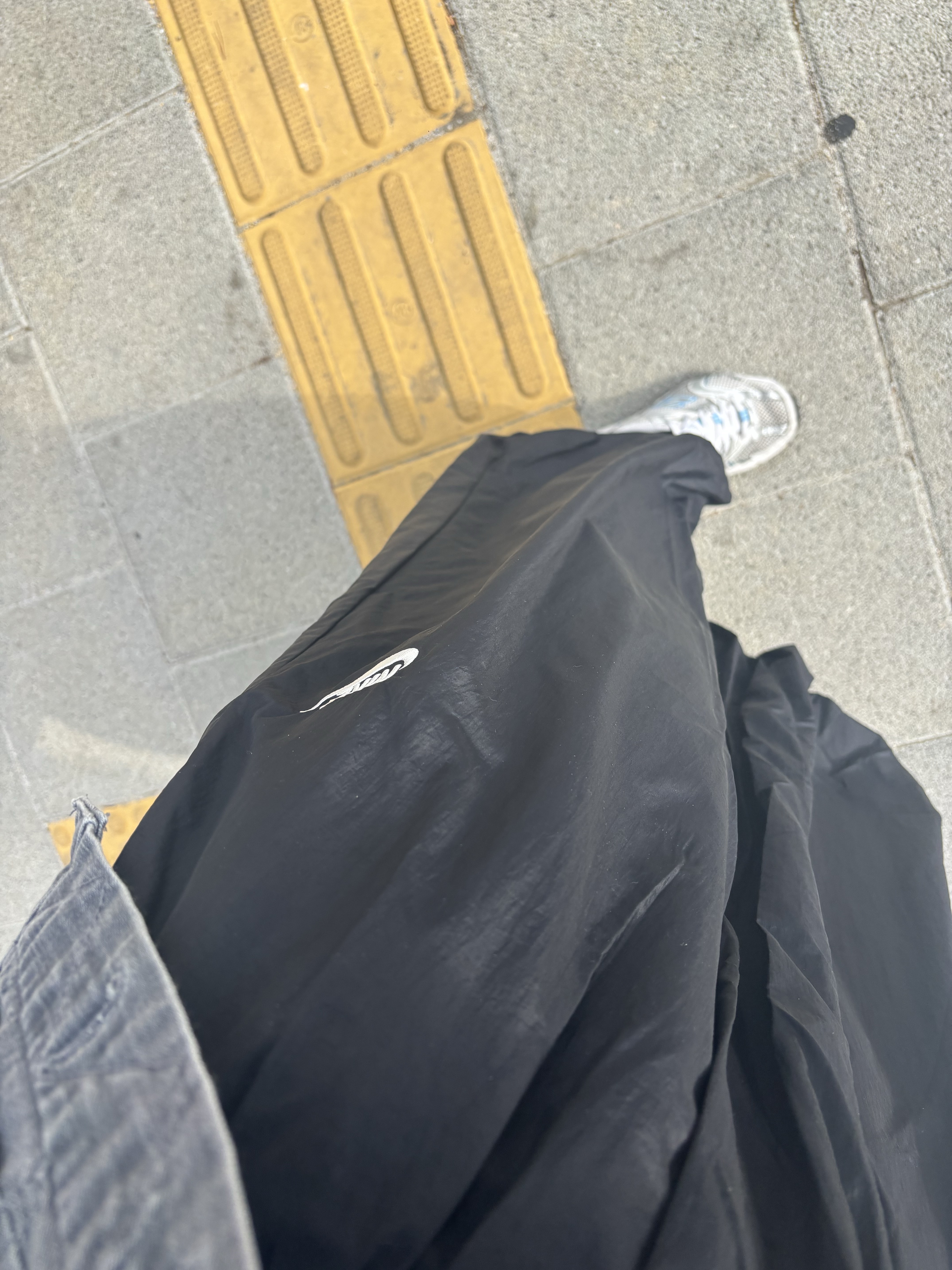(W) Nike NSW Windrunner Skirt Black Chalk - Asia 착용 스타일