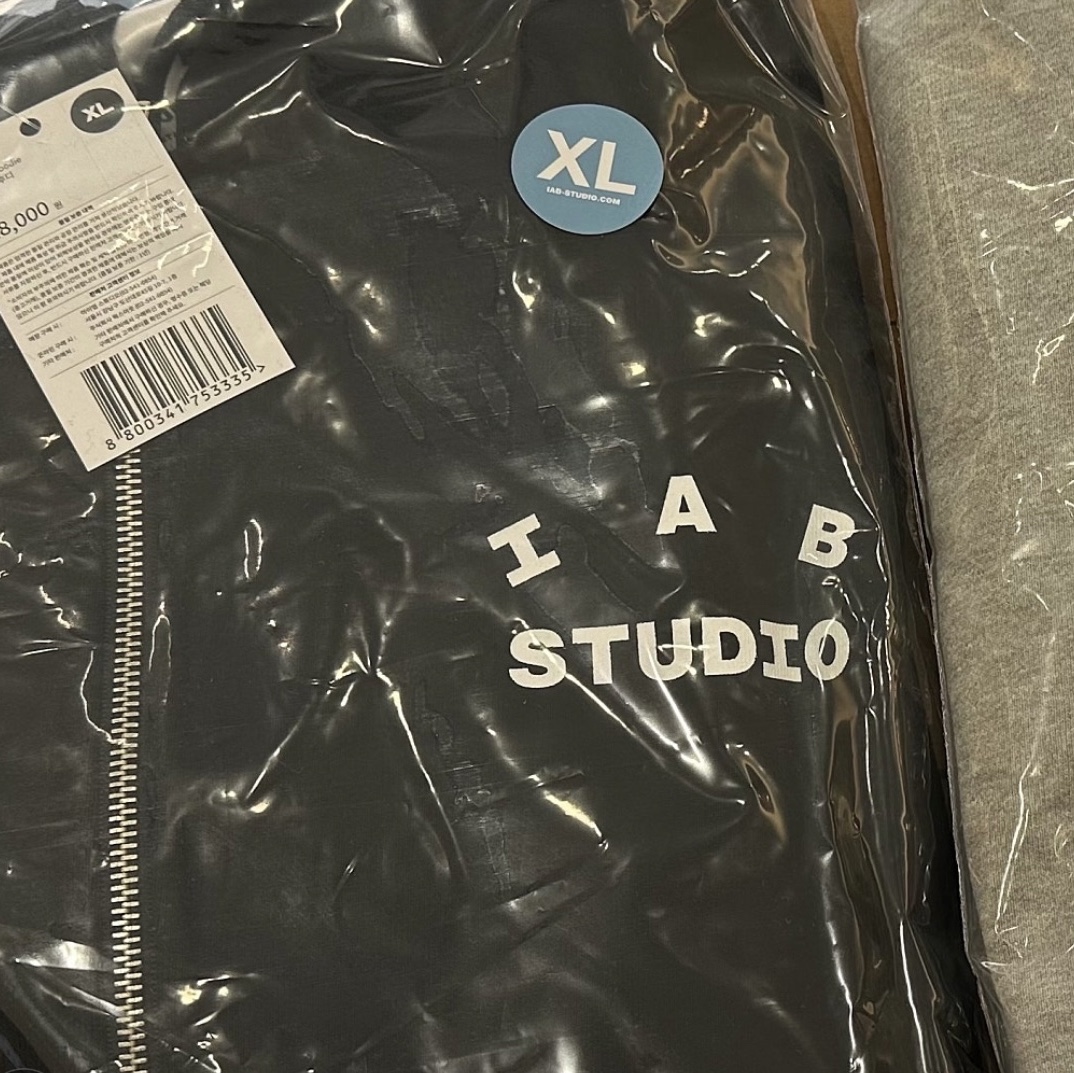 IAB Studio Zip-Up Hoodie Black - 26SS 착용 스타일