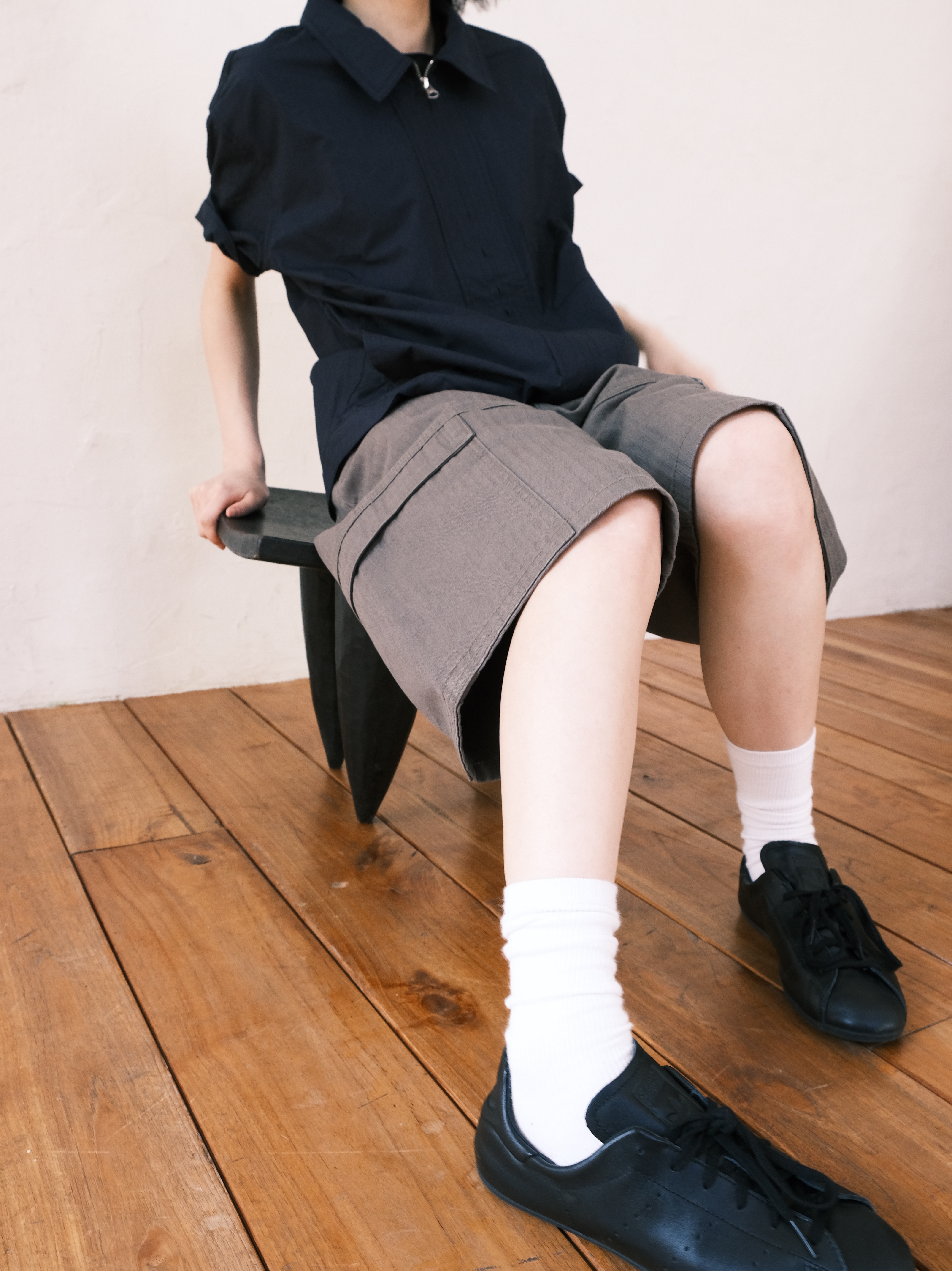 CHOWOO Paneled Cargo Pockets Herringbone Twill Shorts Washed Khaki, CHOWOO Field Panel Paper Half Shacket Navy 착용 스타일 - 4