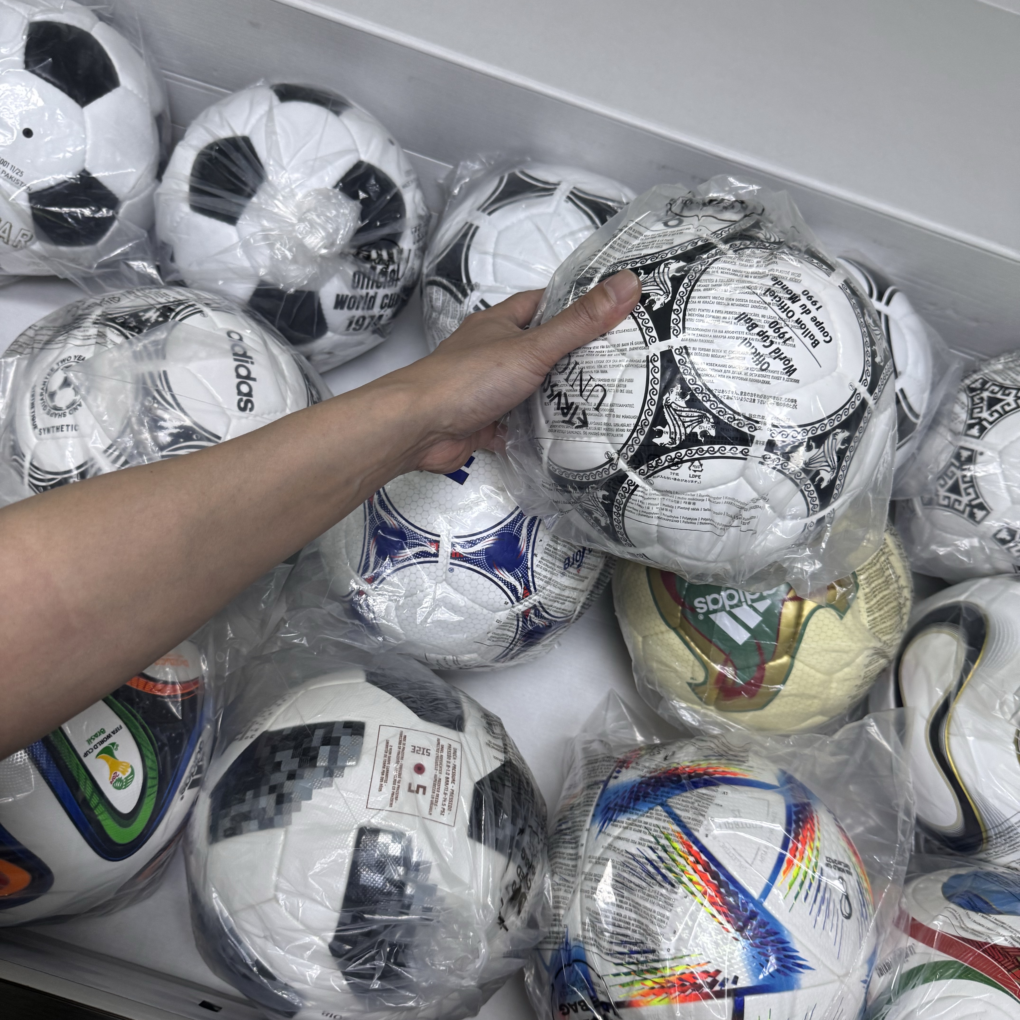 Adidas Historical Match Ball Set C Multicolor 착용 스타일 - 2