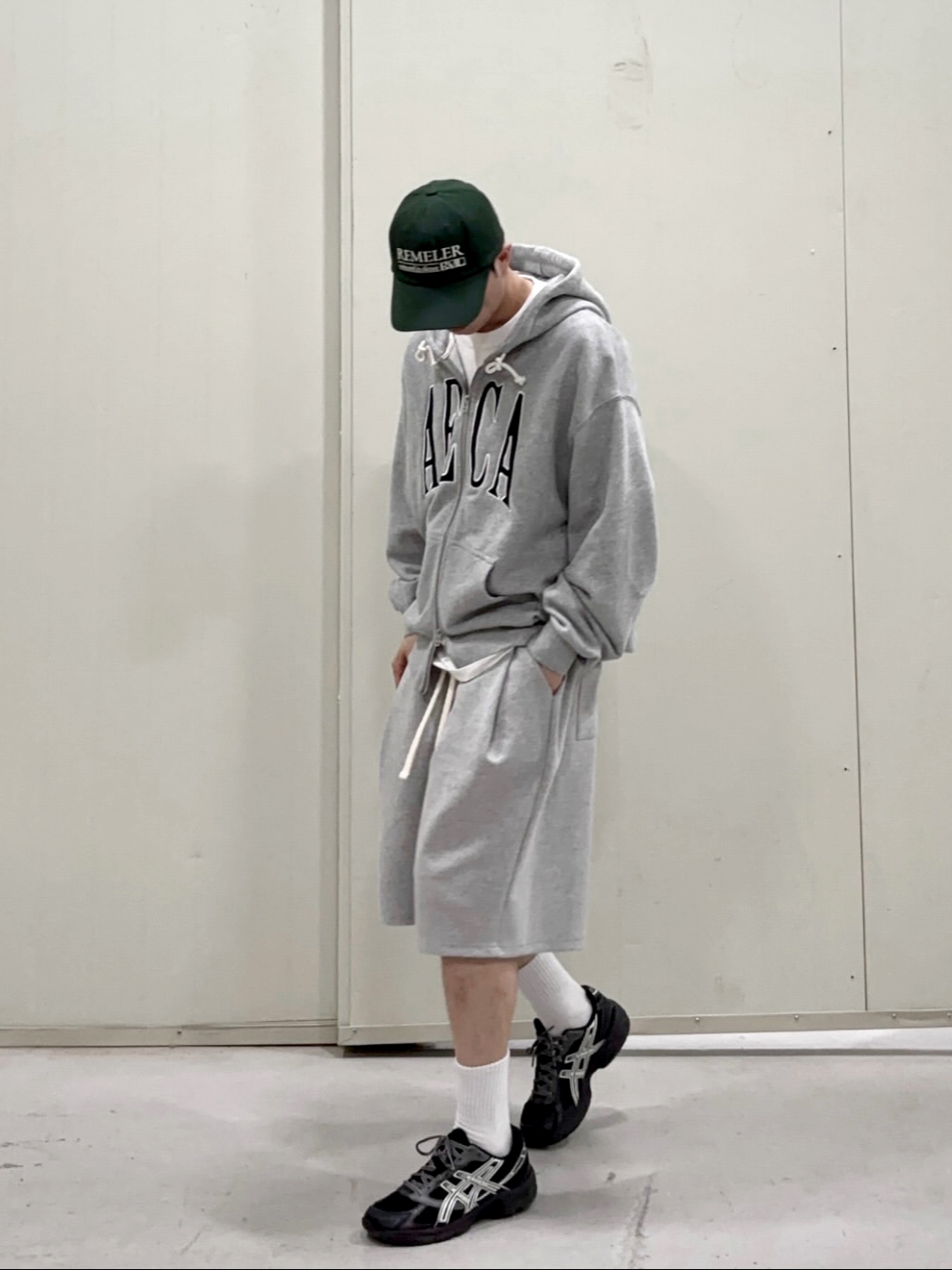 Knitted Bermuda Traning Half Pants Melange Grey 착용 스타일 - 1