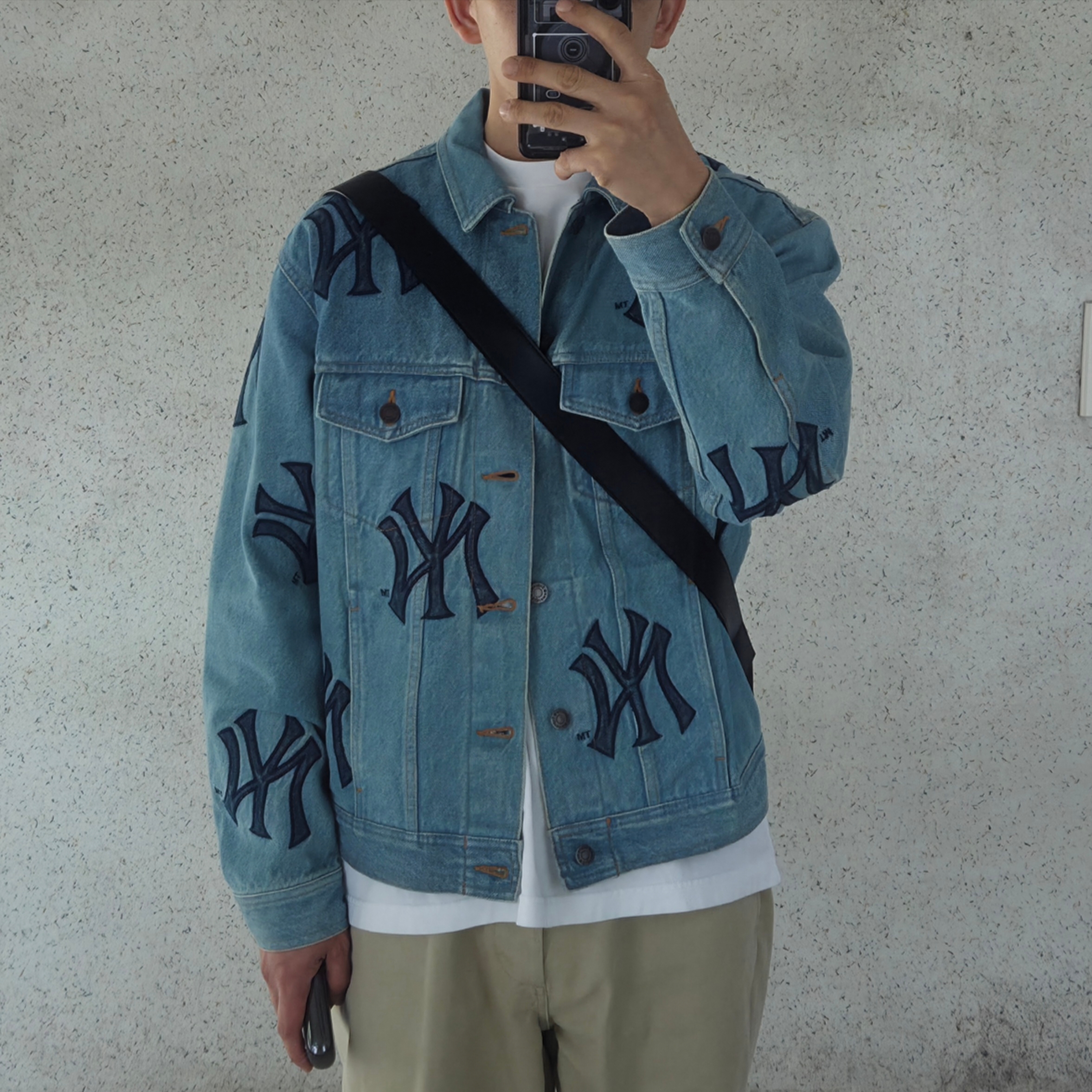 Supreme x New York Yankees Denim Trucker Jacket Washed Blue - 21FW, Supreme Chino Pants Tan - 25SS 착용 스타일