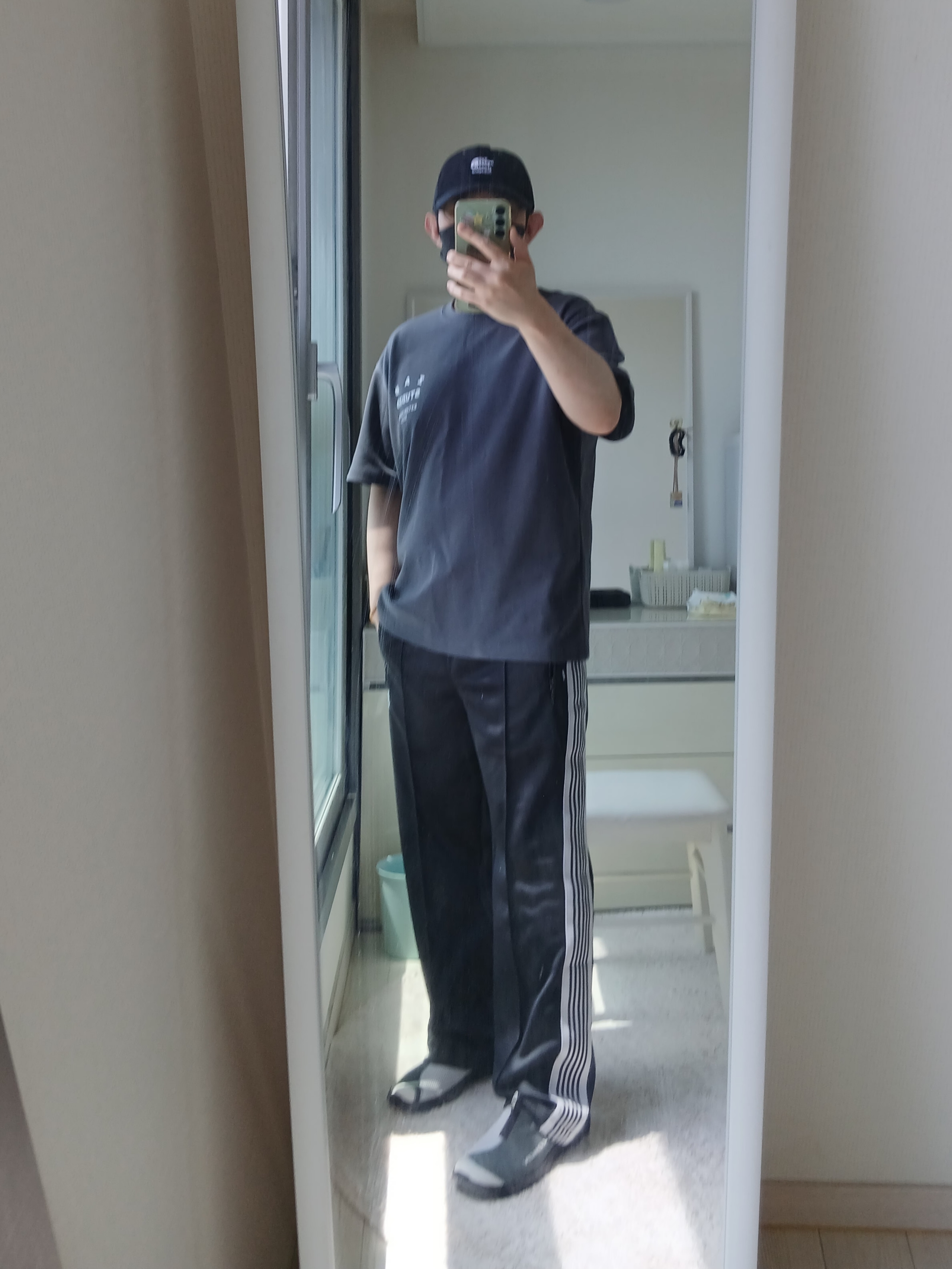 Supreme x The North Face Split 6-Panel Black - 24SS, Needles Track Pant Poly Smooth Charcoal 착용 스타일 - 2