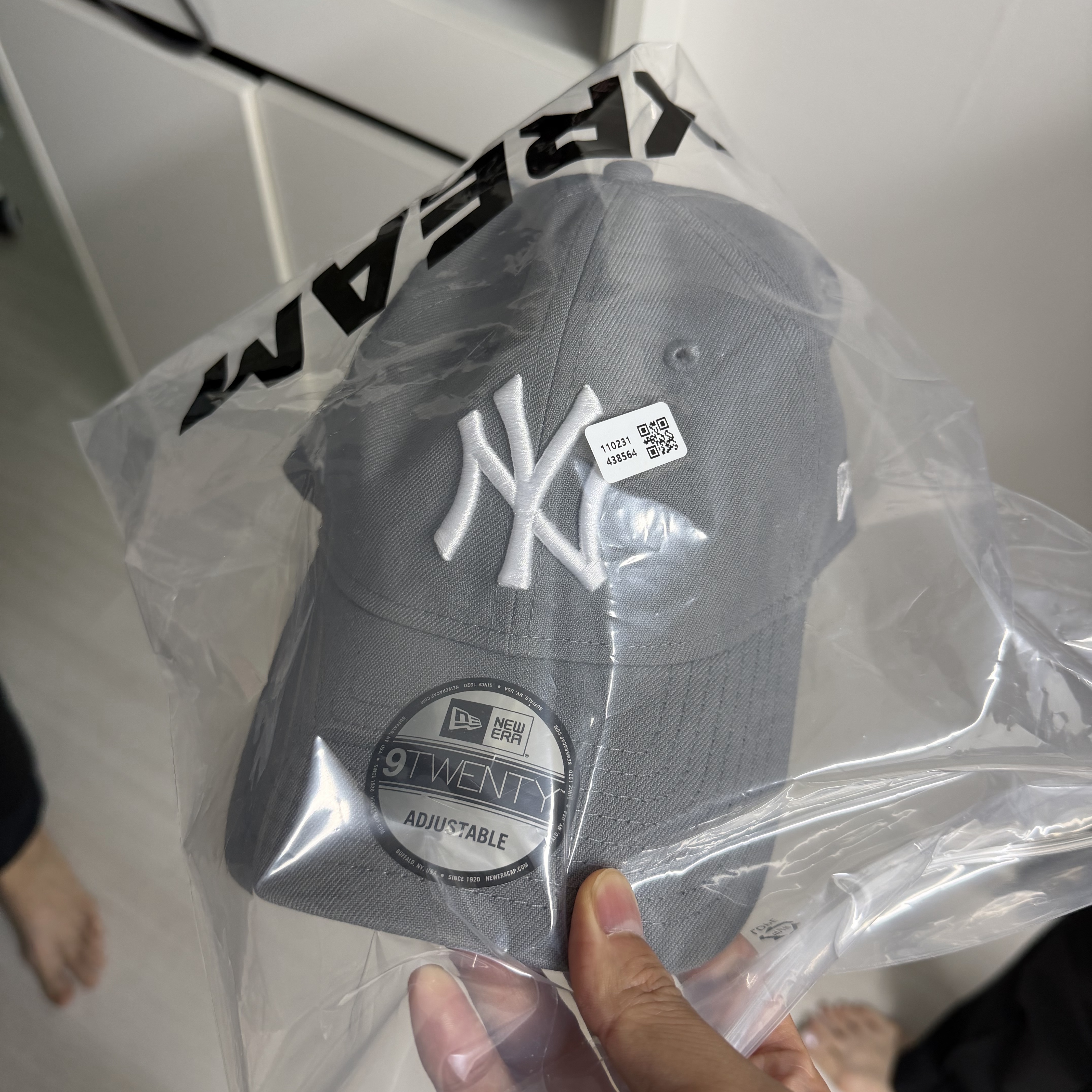 New Era x MoMA New York Yankees Cap Storm Gray 착용 스타일