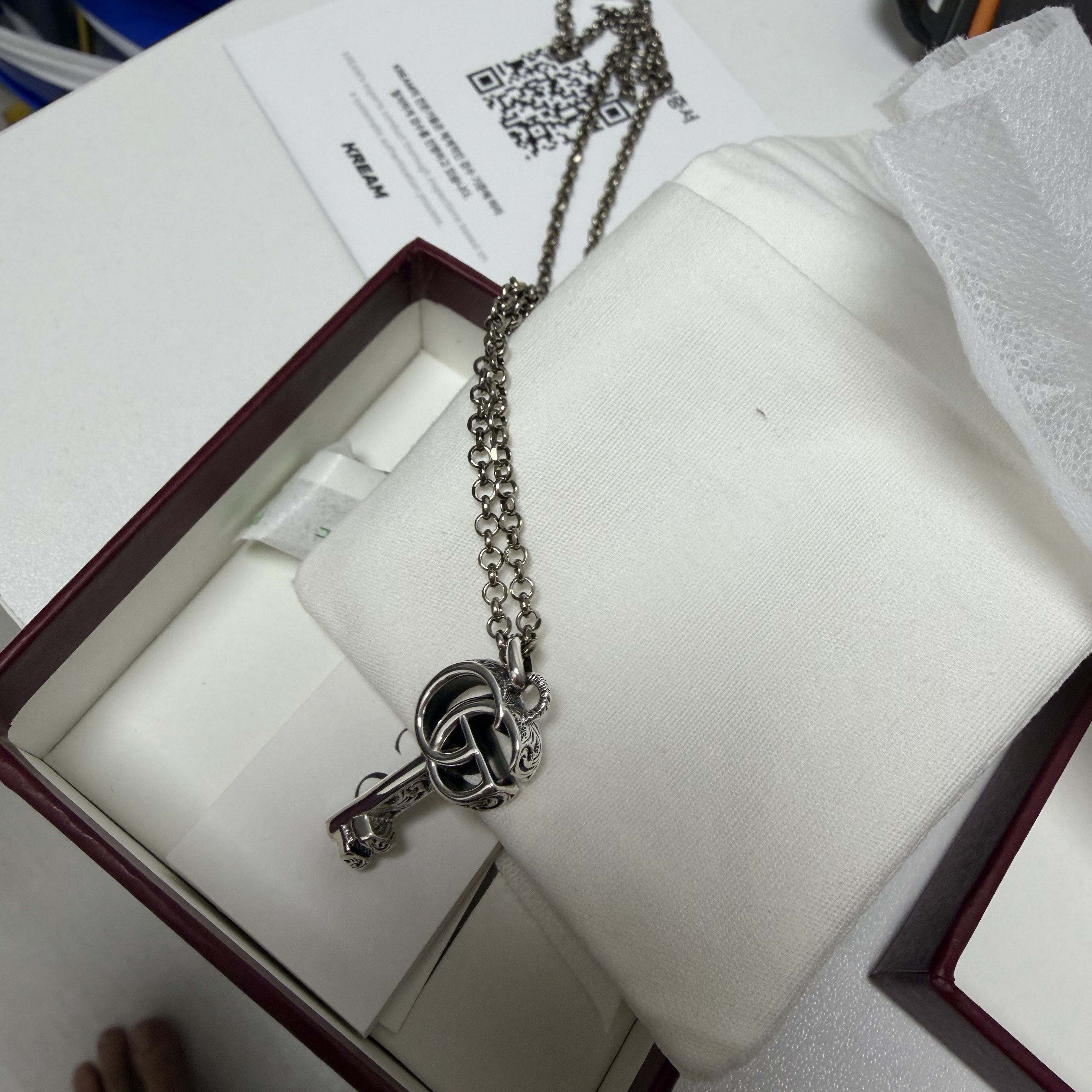 Gucci Double G Key Necklace Silver 착용 스타일