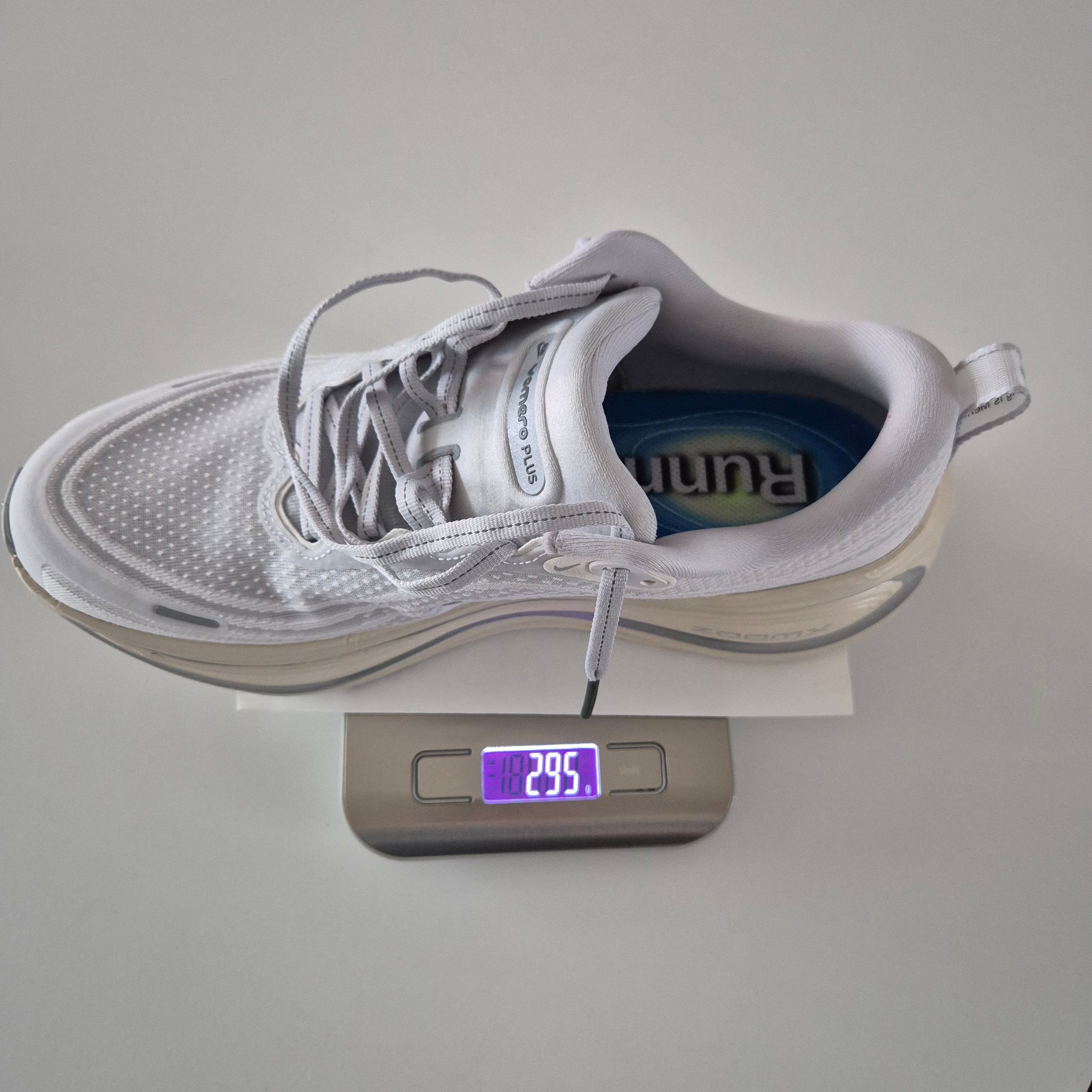 Nike Vomero Plus Platinum Tint Grey Fog 착용 스타일