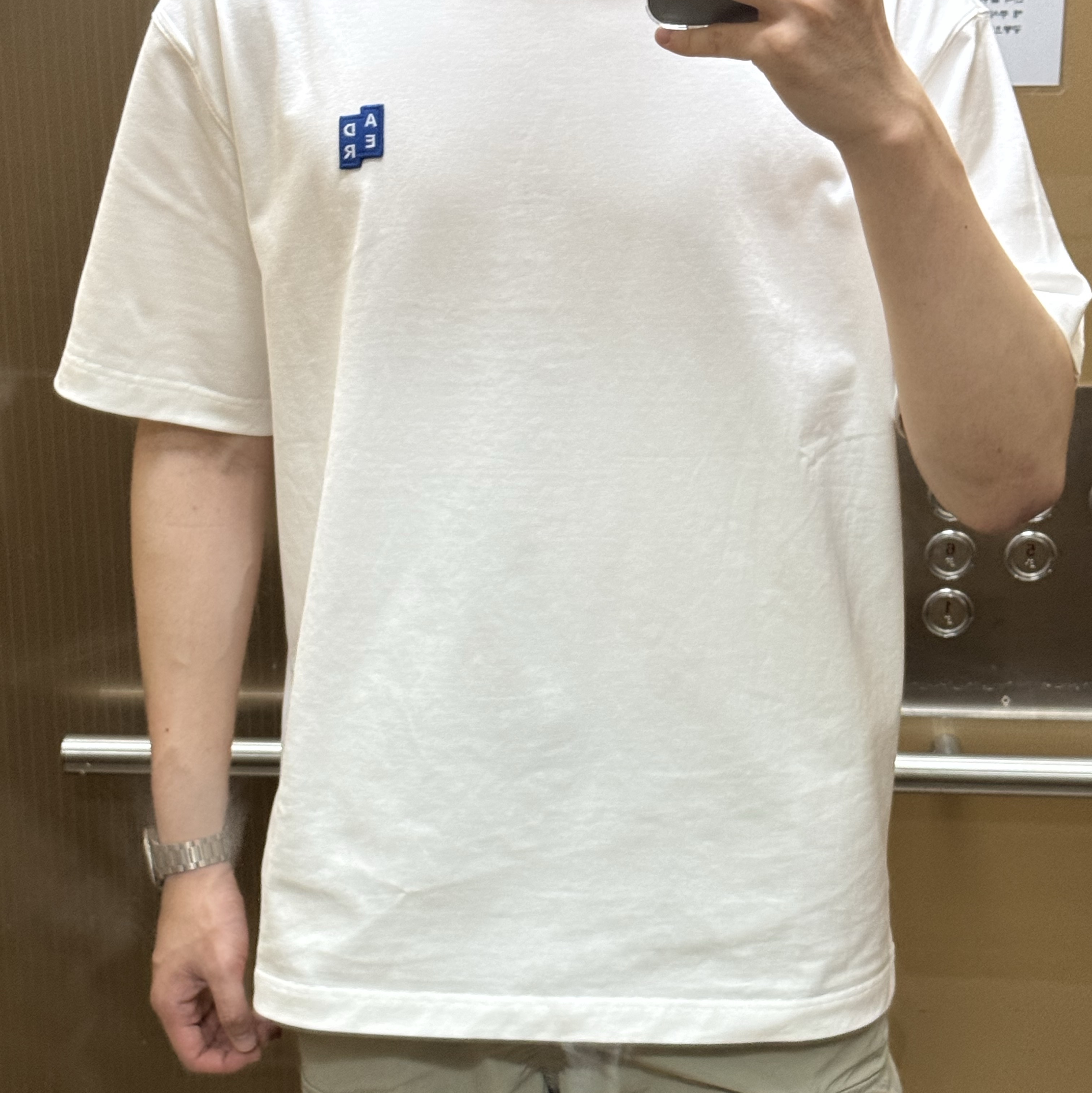 Ader Error Sig; TRS/BL Tag T-Shirt 01 Off White 착용 스타일 - 1